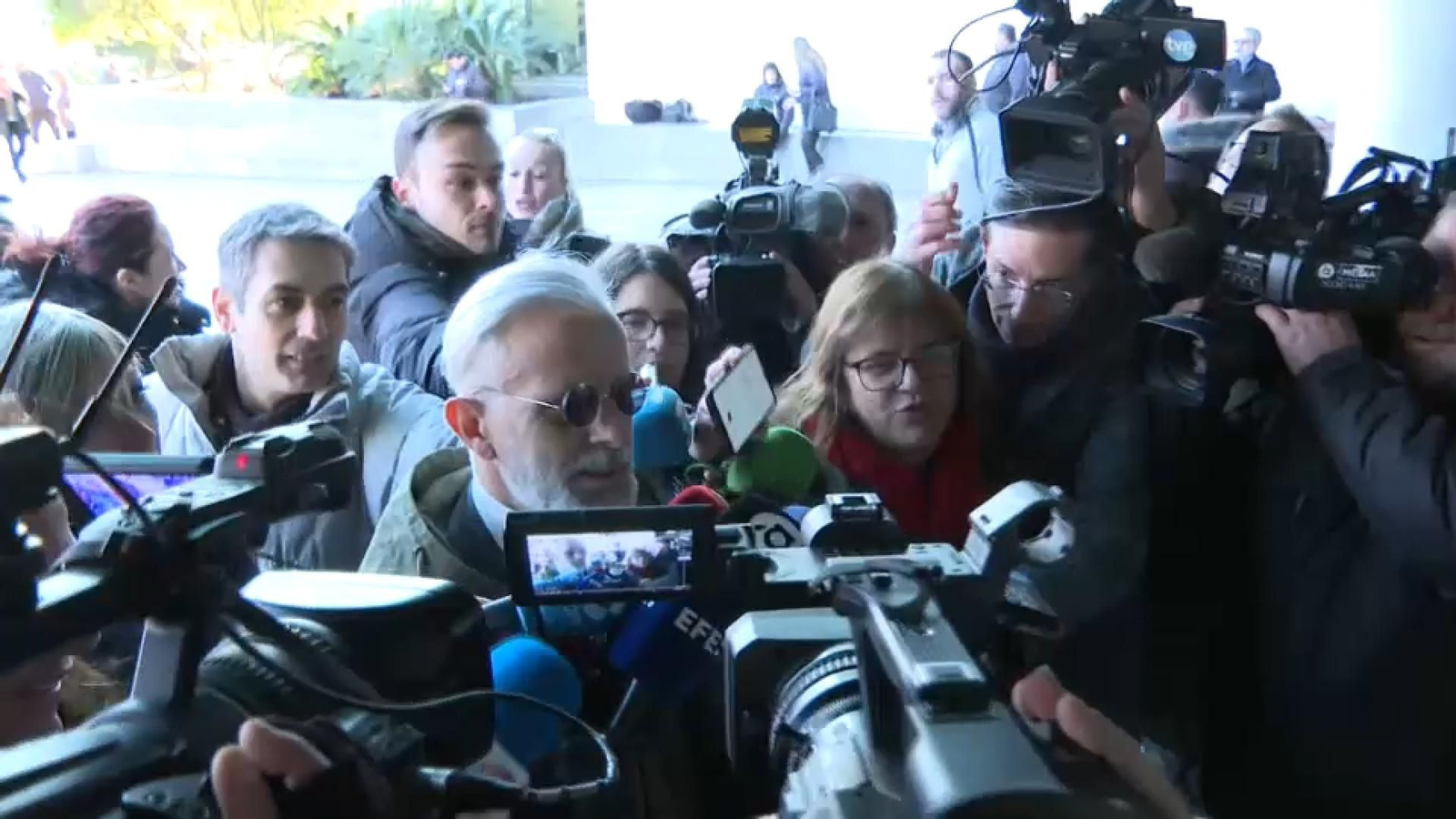 L'exgerent d'Imelsa Marcos Benavent (en el centre amb ulleres de sol), atrapat en l'aglomeració de periodistes