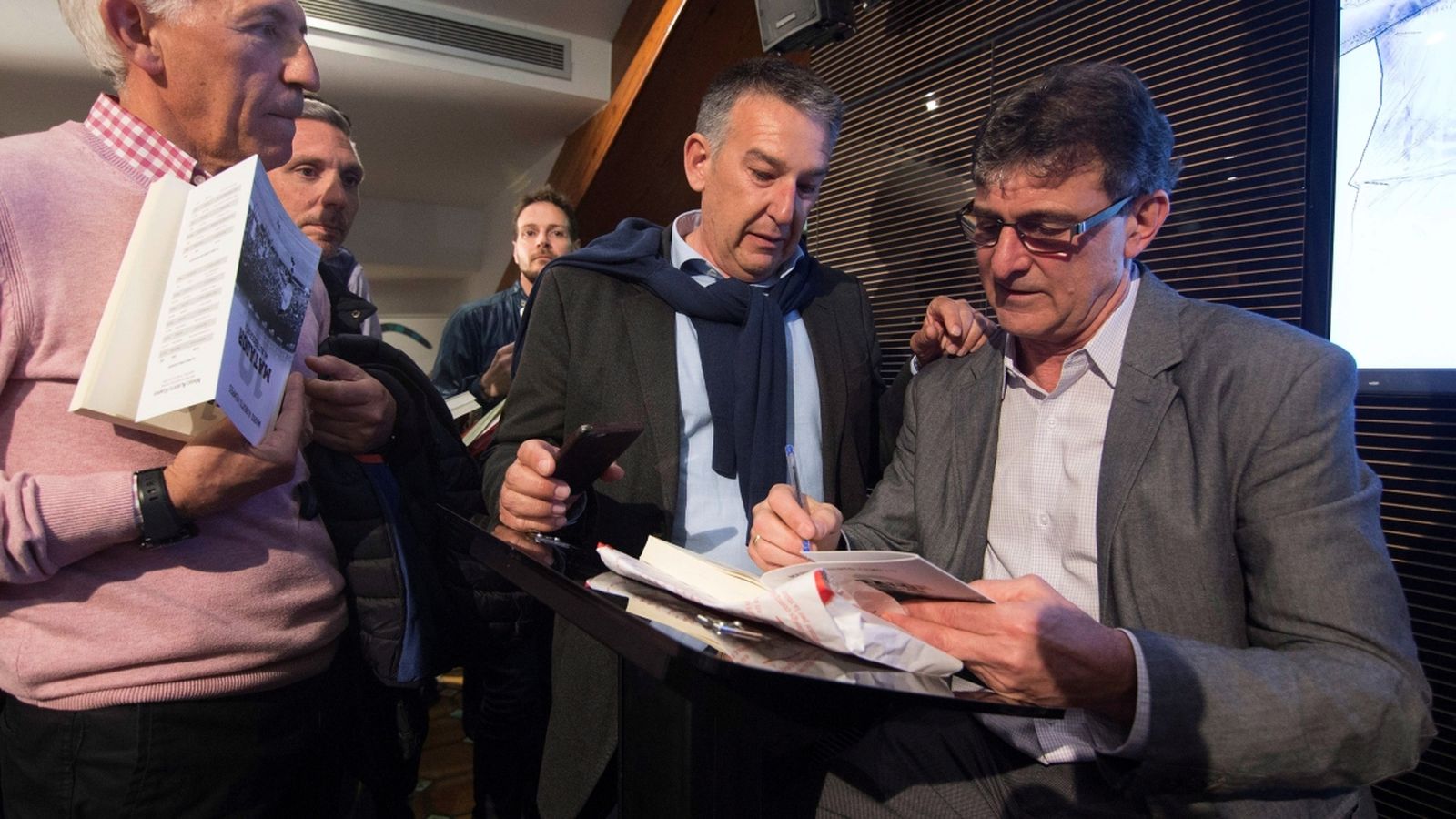 Kempes firmant el seu llibre