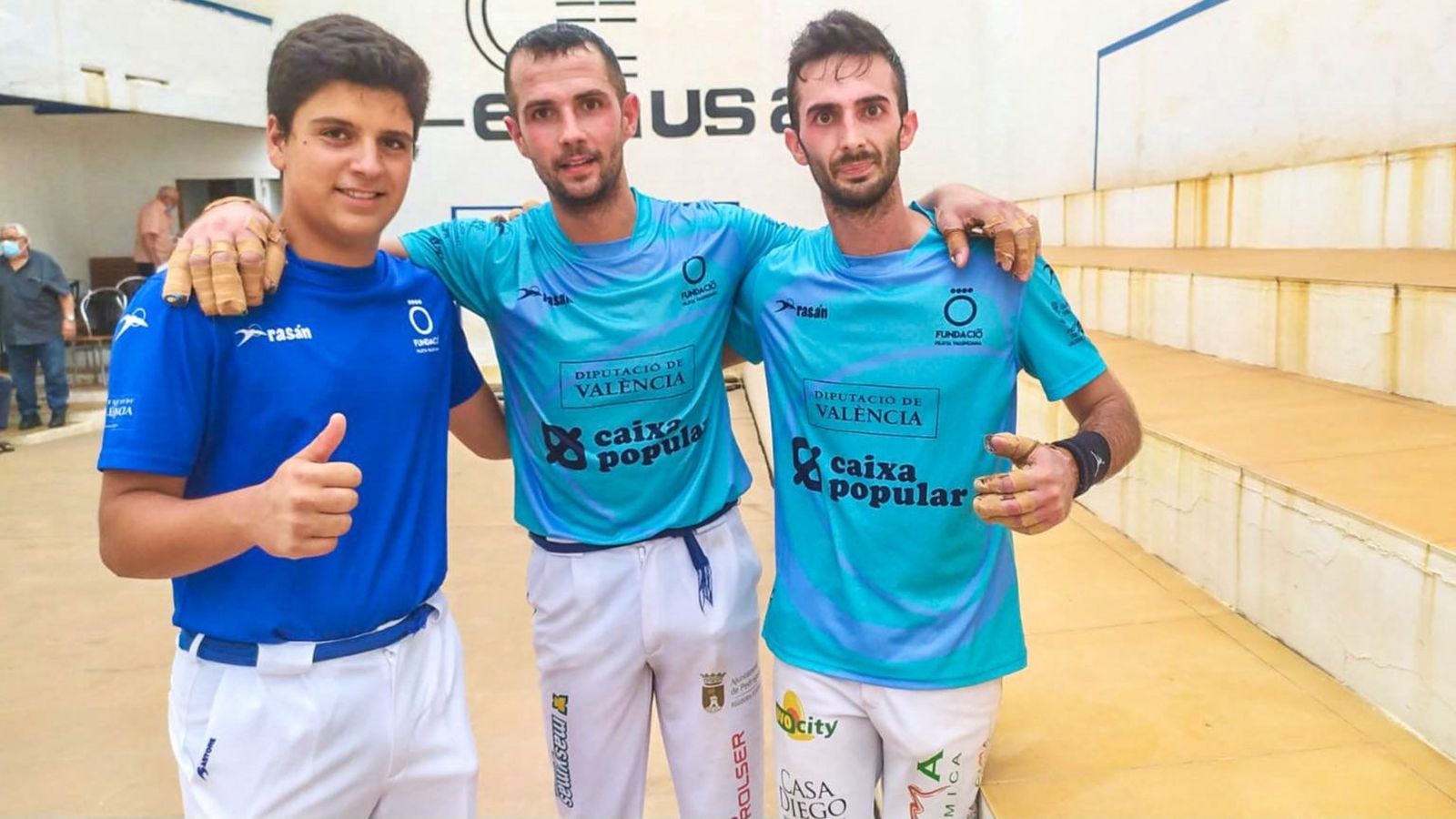 La parella formada per Marc i Pere, de Montserrat, lideren el grup A d'escala i corda