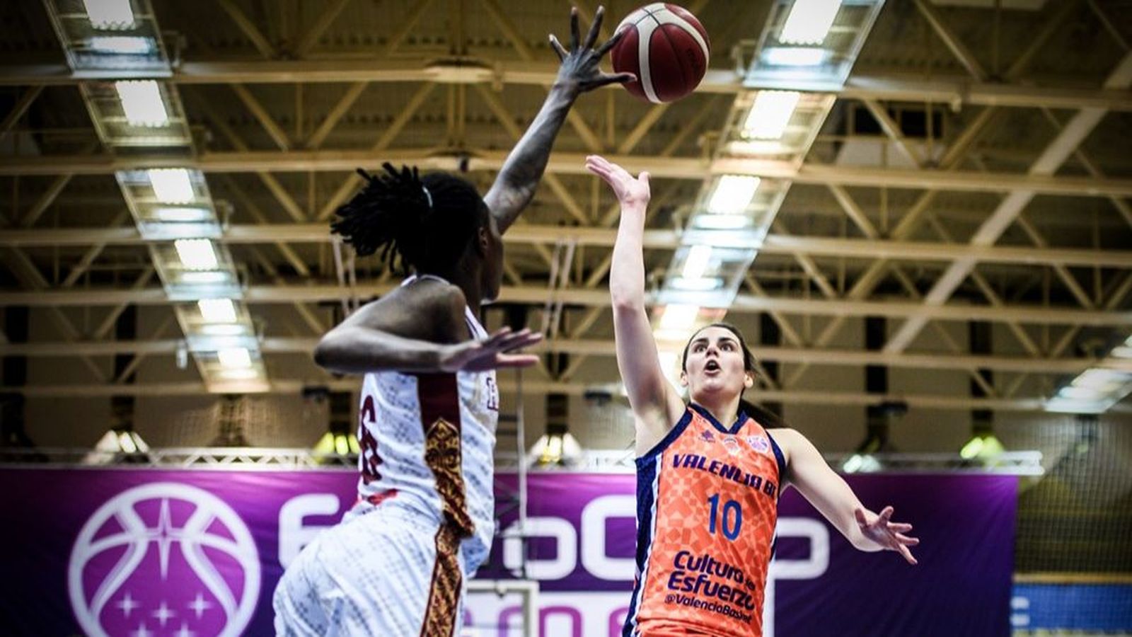 Leticia Romero, en una acció de la final de l'EuroCup la temporada passada