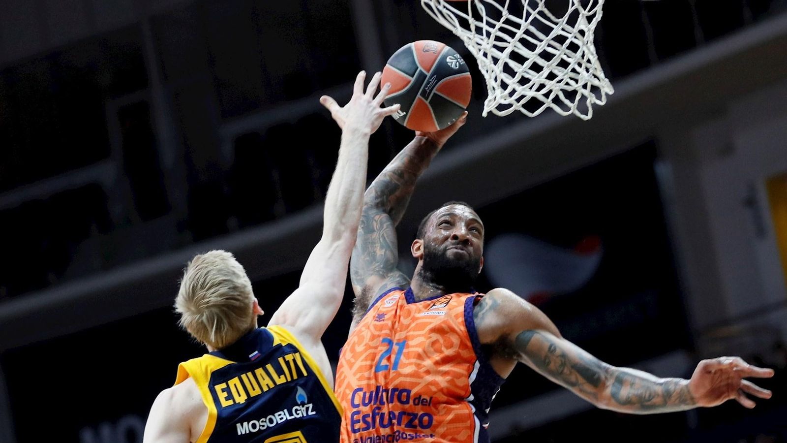 Derrick Williams tracta de fer una esmaixada davant la intimidació d'un jugador del Khimki