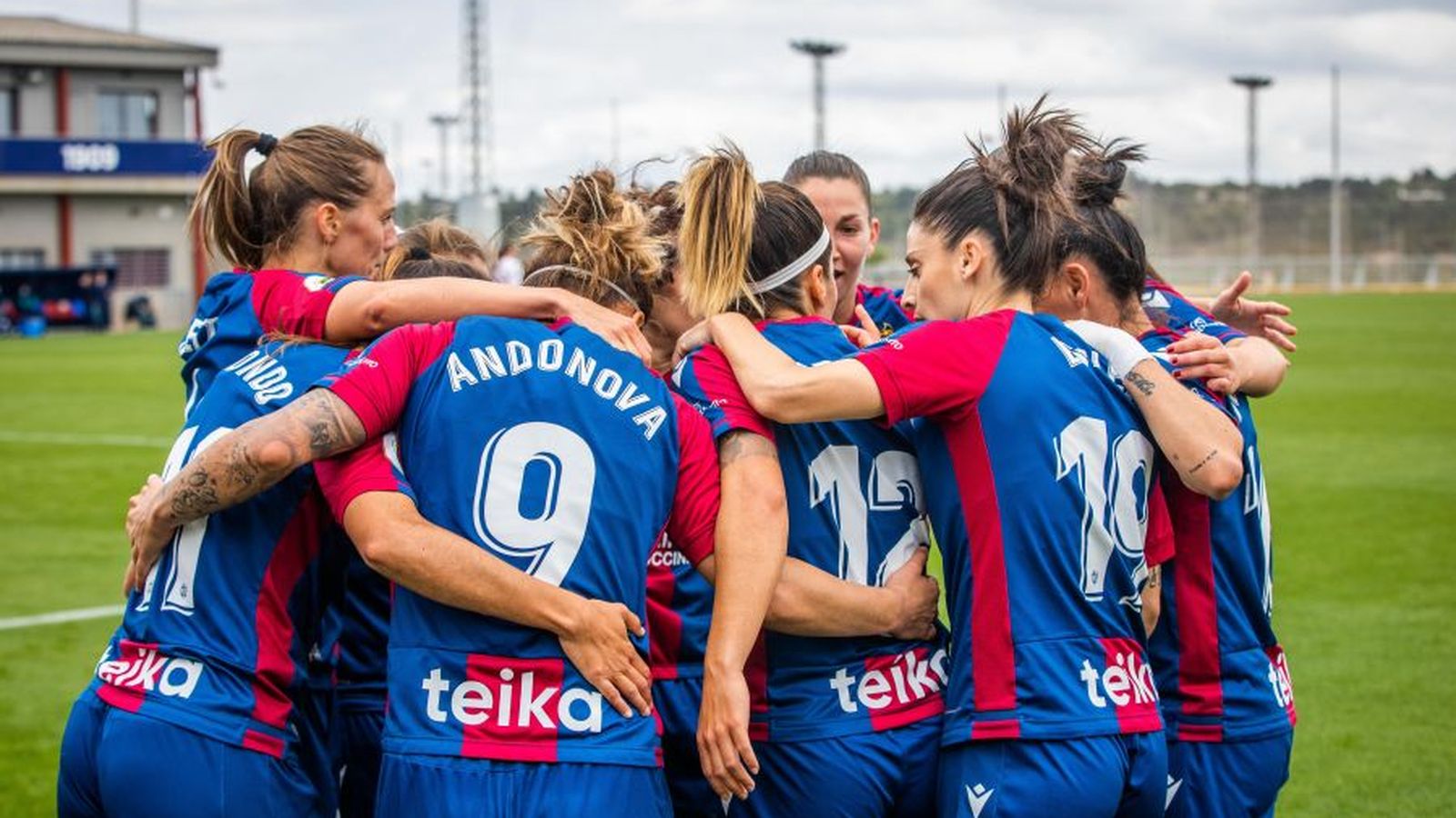 Les jugadores del Llevant celebren el segon gol