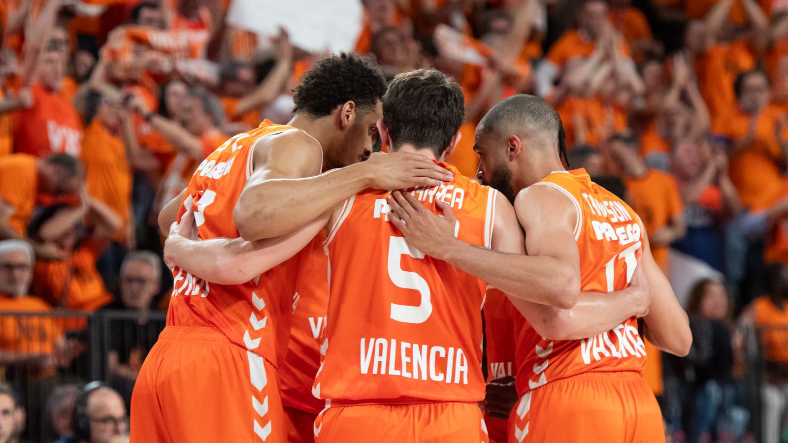 Jugadors del València Basket durant un partit al Roig Arena