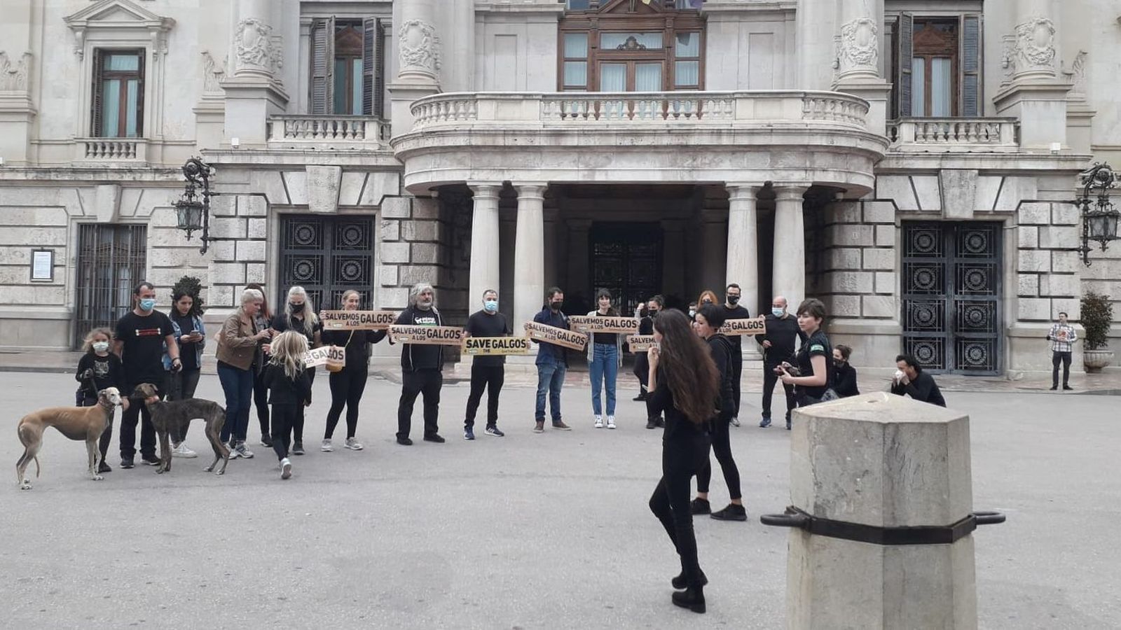 Concentració en defensa dels drets dels llebrers a València