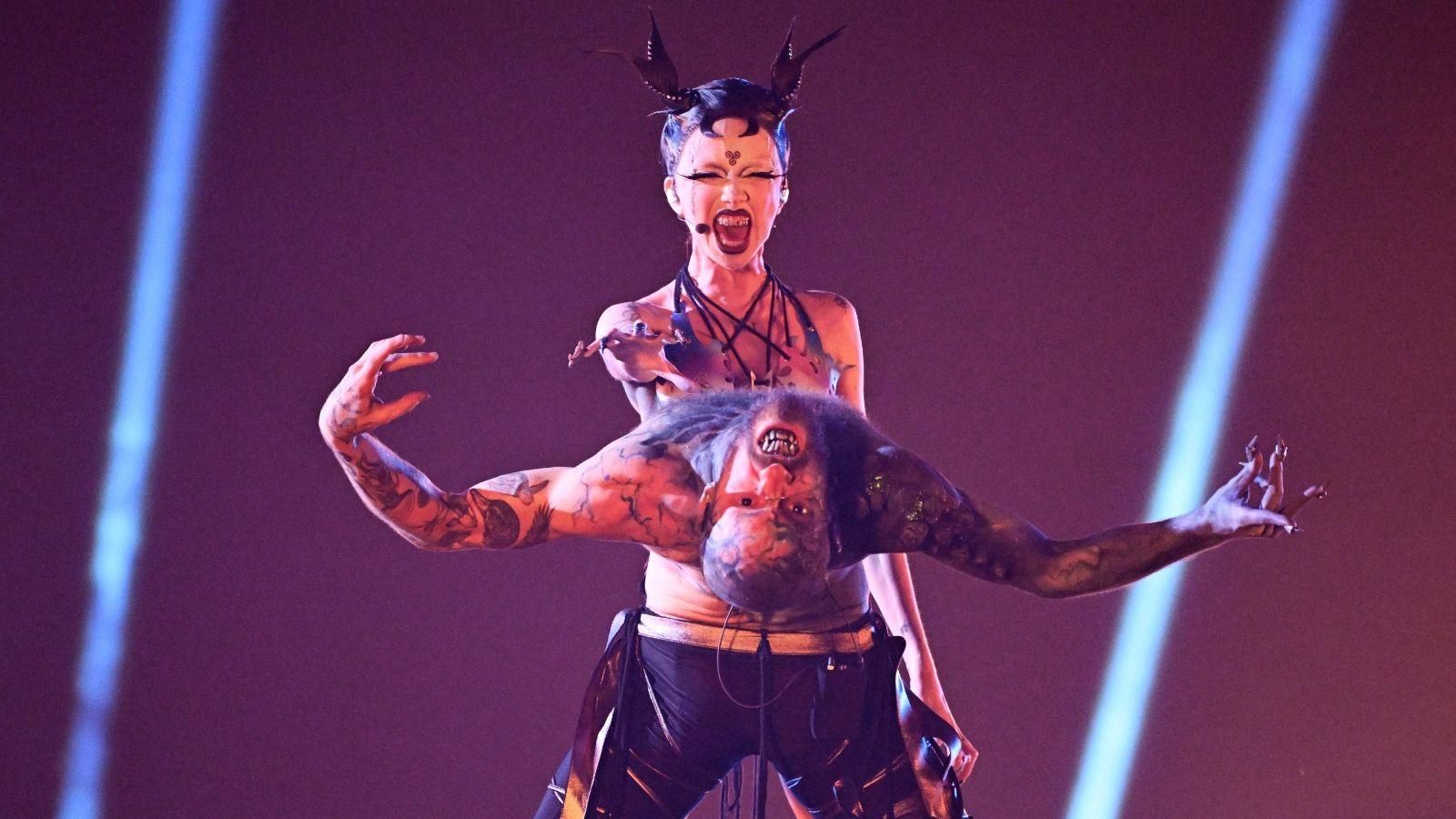 L'irlandesa Bambie Thug va posar sobre l'escenari una actuació transgressora, en què va representar una sessió de ouija