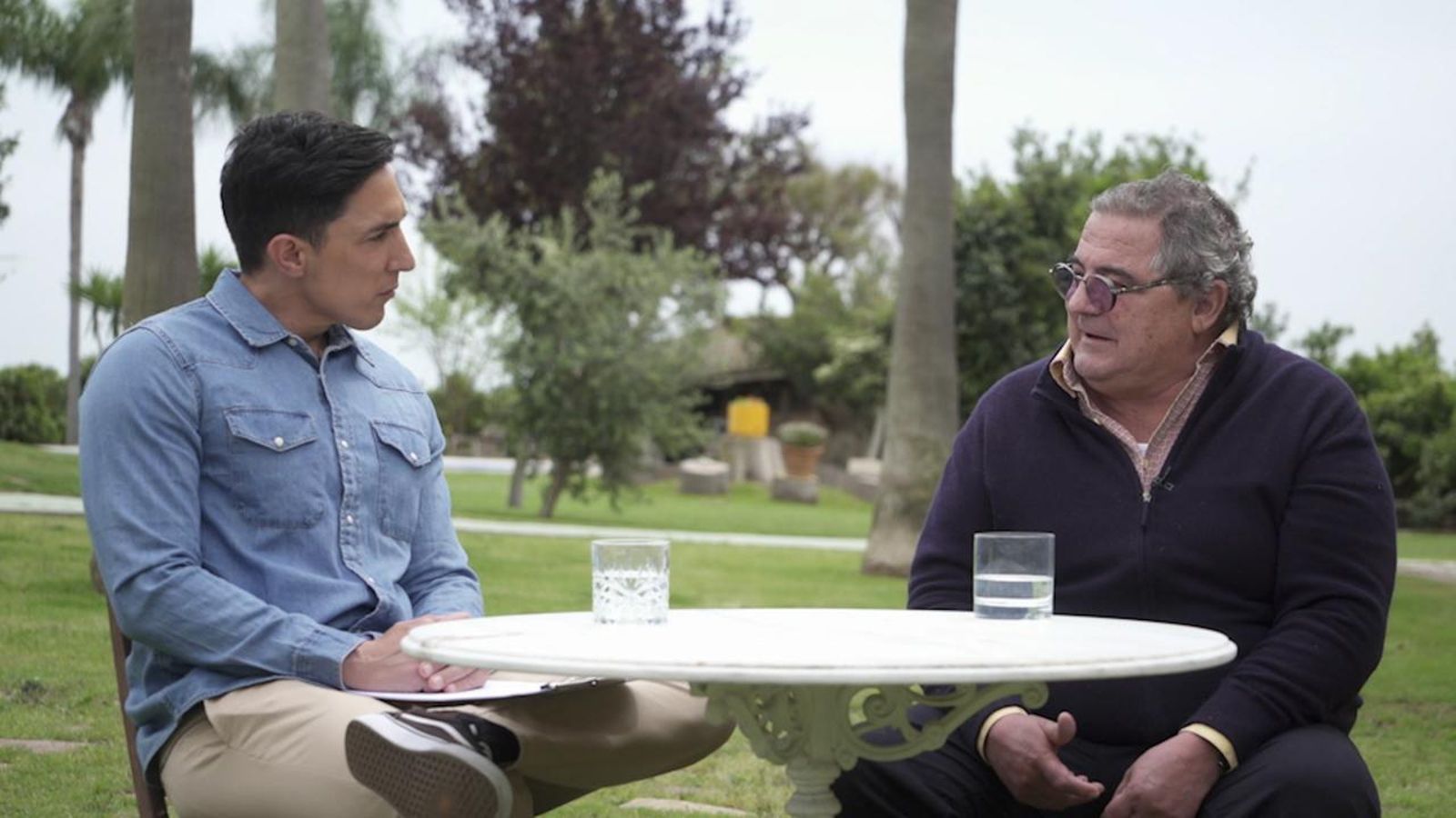 Bérnar Giménez s'entrevista amb Francisco Ros, propietari de la nau on s'ha decomissat la col·lecció d'animals dissecats Bérnar Giménez s'entrevista amb Francisco Ros, propietari de la nau on s'ha decomissat la col·lecció d'animals dissecats