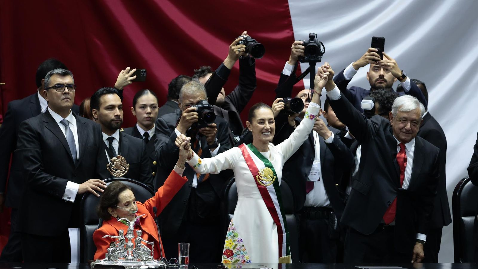 La presidenta de Mèxic Claudia Sheinbaum (c) acompanyada de presidenta de la Cambra de Diputats, Ifigenia Martínez (i) i el mandatari eixint, Andrés Manuel López Obrador