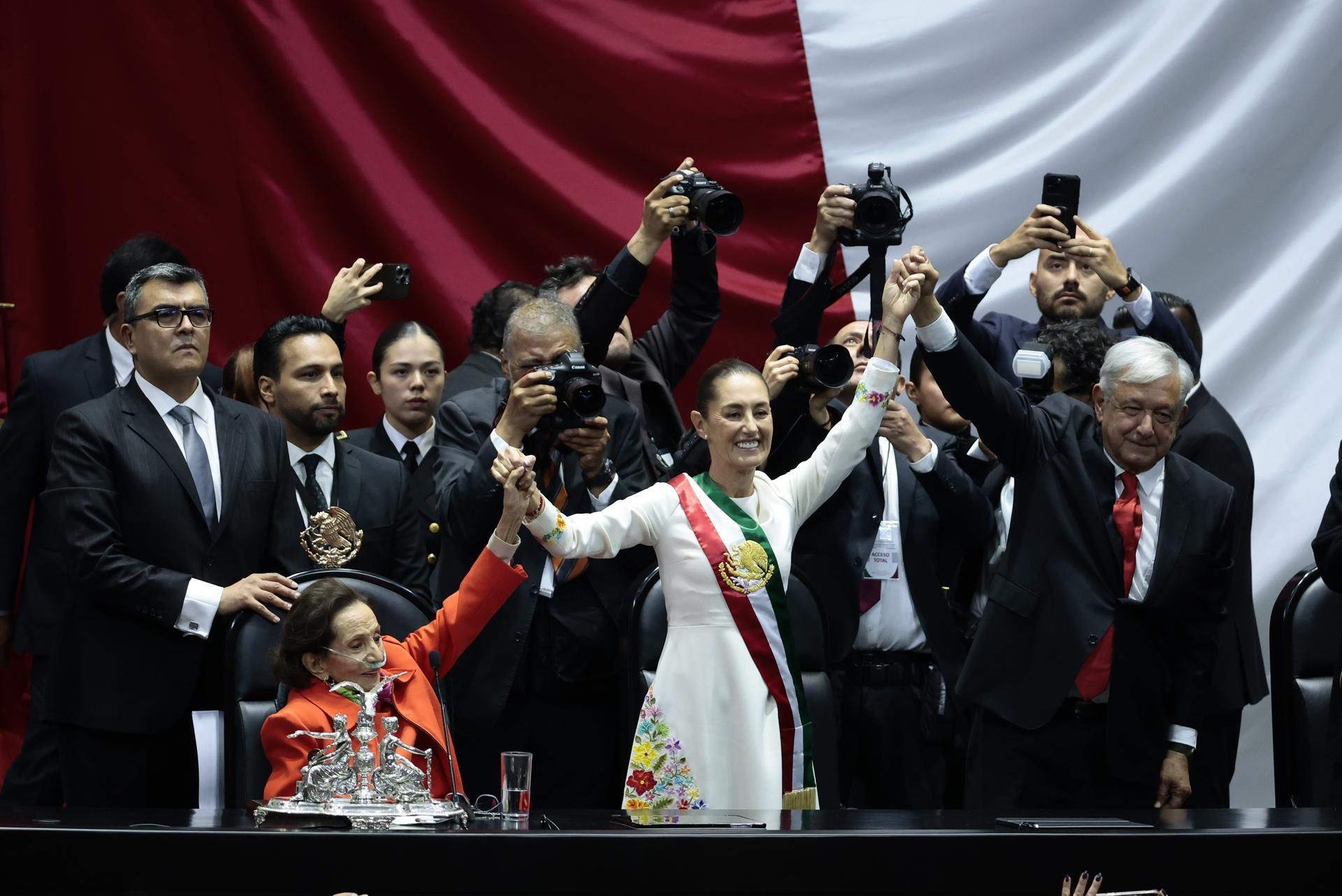 La presidenta de Mèxic Claudia Sheinbaum (c) acompanyada de la presidenta de la Cambra de Diputats, Ifigenia Martínez (i), i del mandatari eixint, Andrés Manuel López Obrador La presidenta de Mèxic Claudia Sheinbaum (c) acompanyada de presidenta de la Cambra de Diputats, Ifigenia Martínez (i) i el mandatari eixint, Andrés Manuel López Obrador