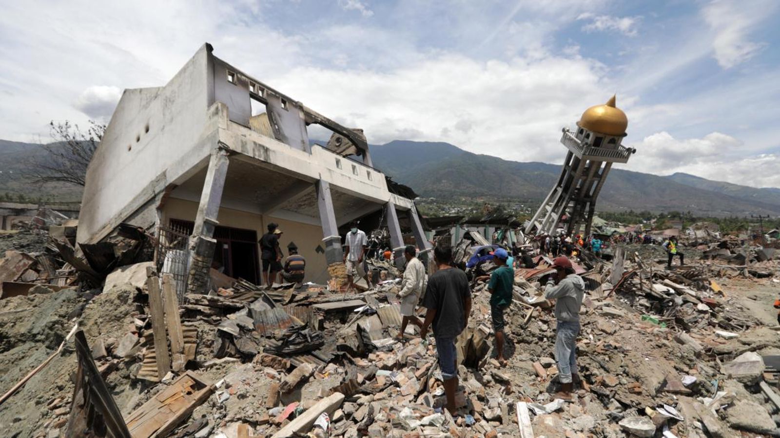 Unes 62.000 persones segueixen desplaçades en 147 refugis que hi ha en la zona afectada pel terratrémol. Efe