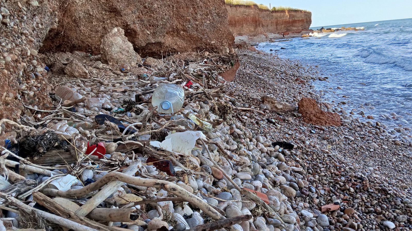Residus de diversa índole a la platja del Surrac de Benicarló