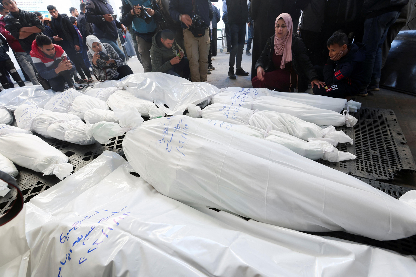 Funeral pels palestins morts en un bombardeig israelià a Rafah