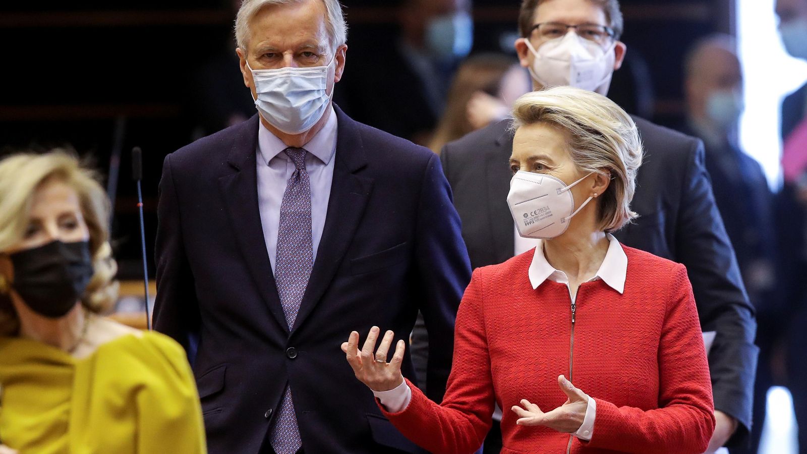 La presidenta de la Comissió Europea, Ursula von der Leyen, i el responsable de les relacions amb el Regne Unit, accedeixen a la seu del parlament a Brusel·les