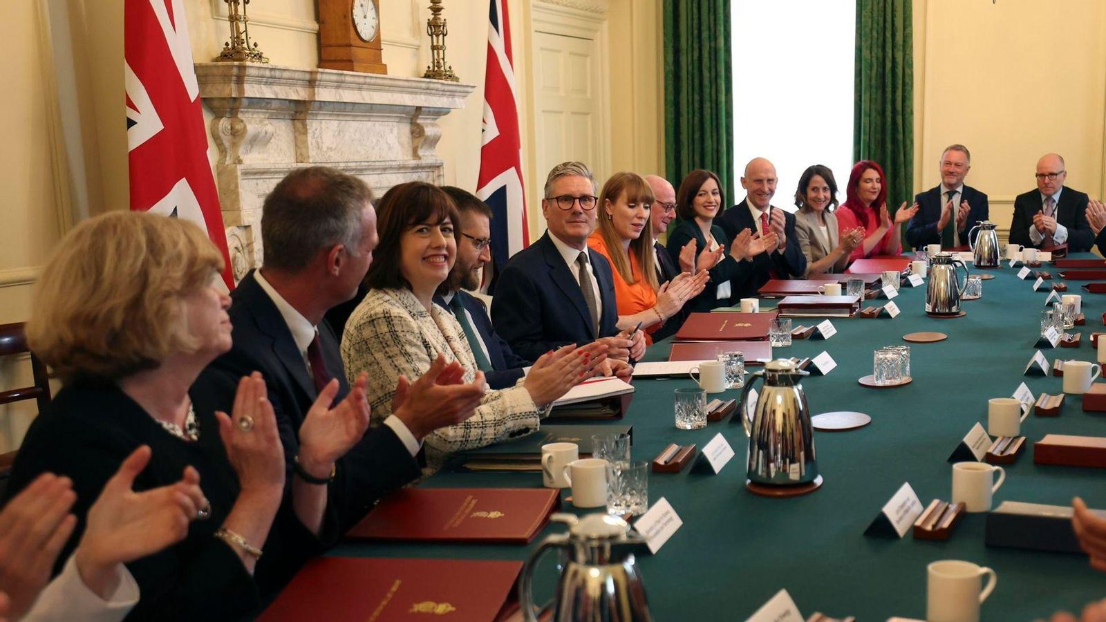 Starmer i el seu gabinet en la primera reunió del nou executiu del Regne Unit