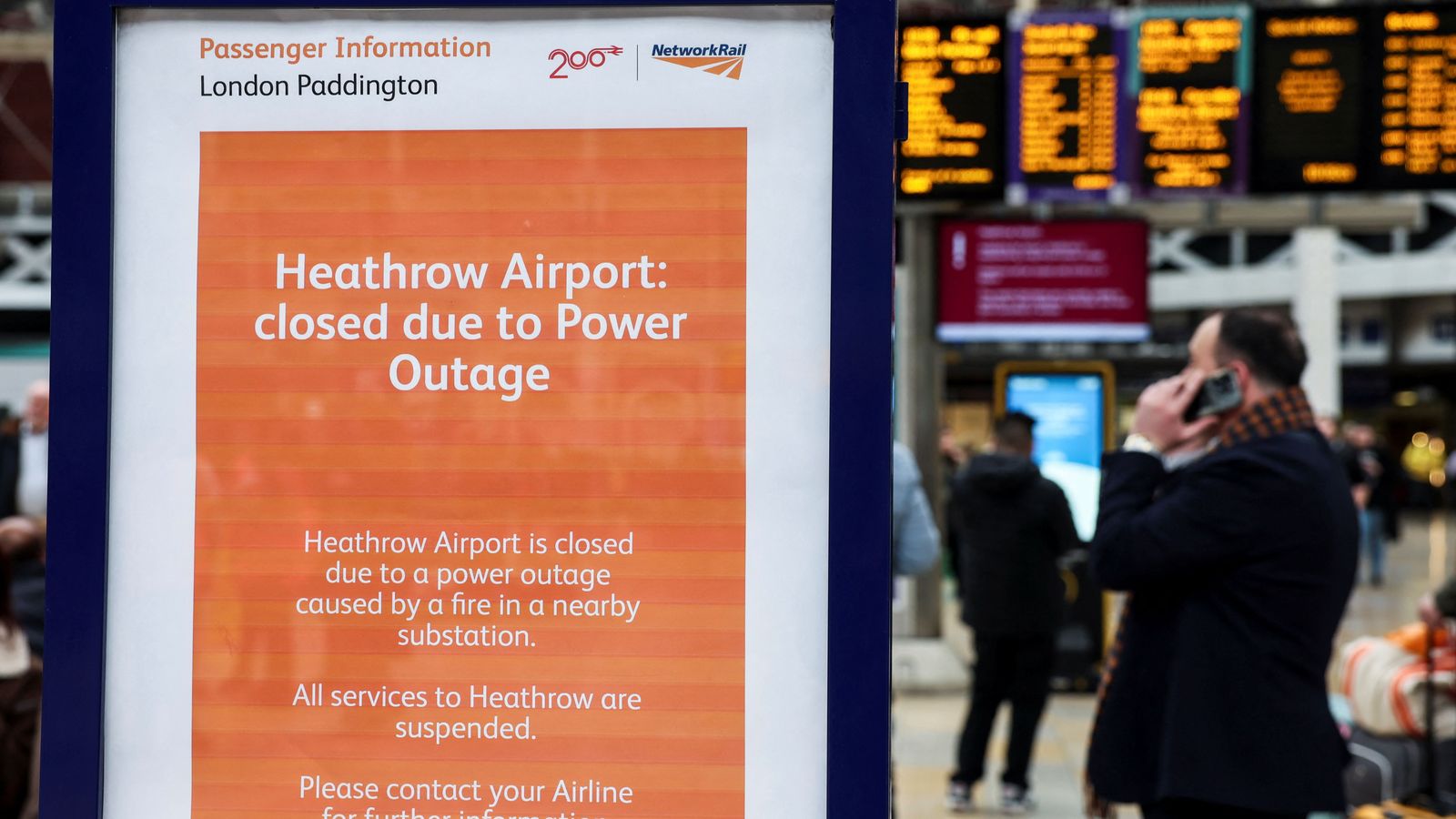 Cartell que informa del tancament de l'aeroport de Heathrow