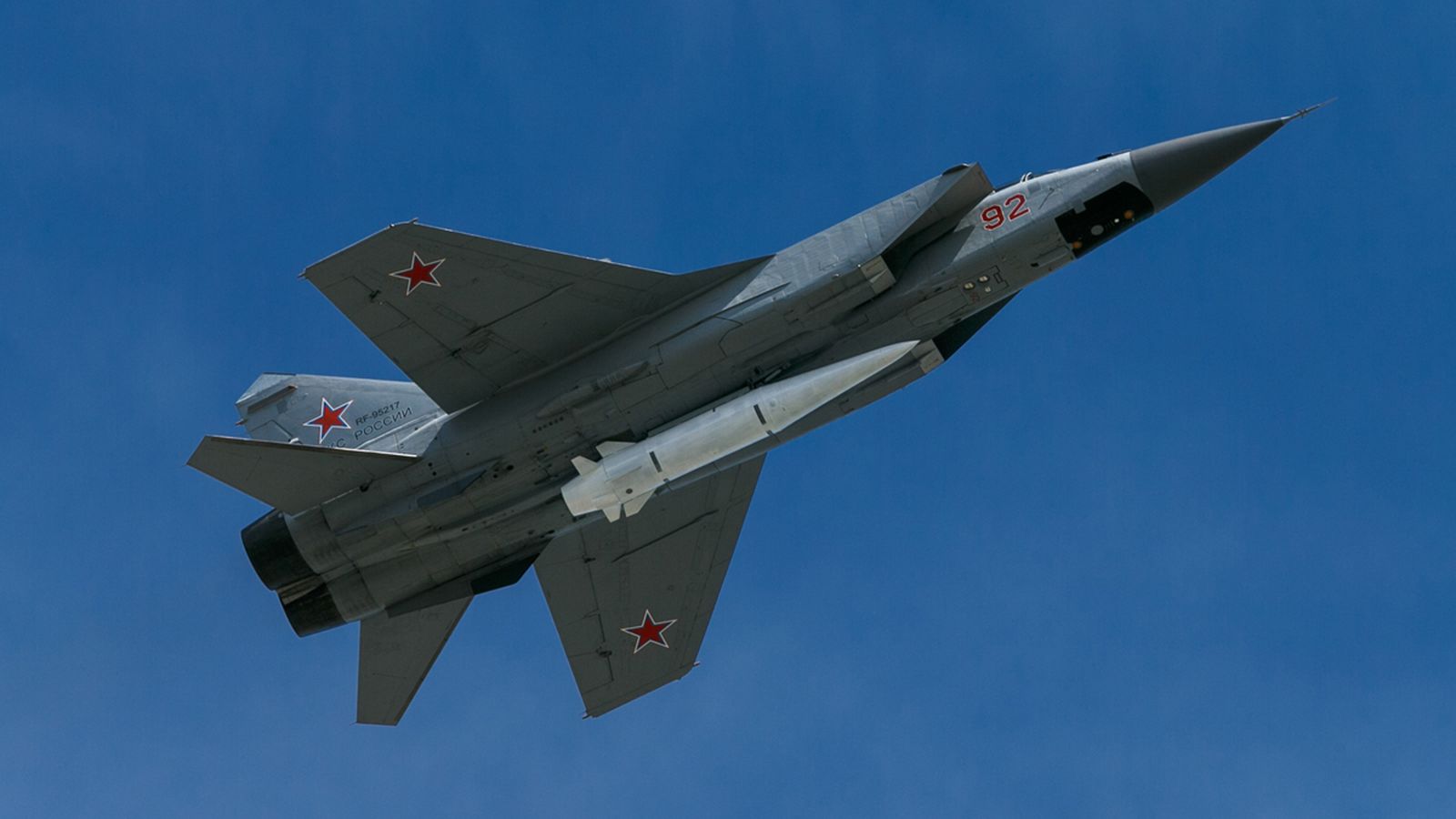 Un míssil Kh-47M2 Kinzhal transportat per un MiG-31K rus