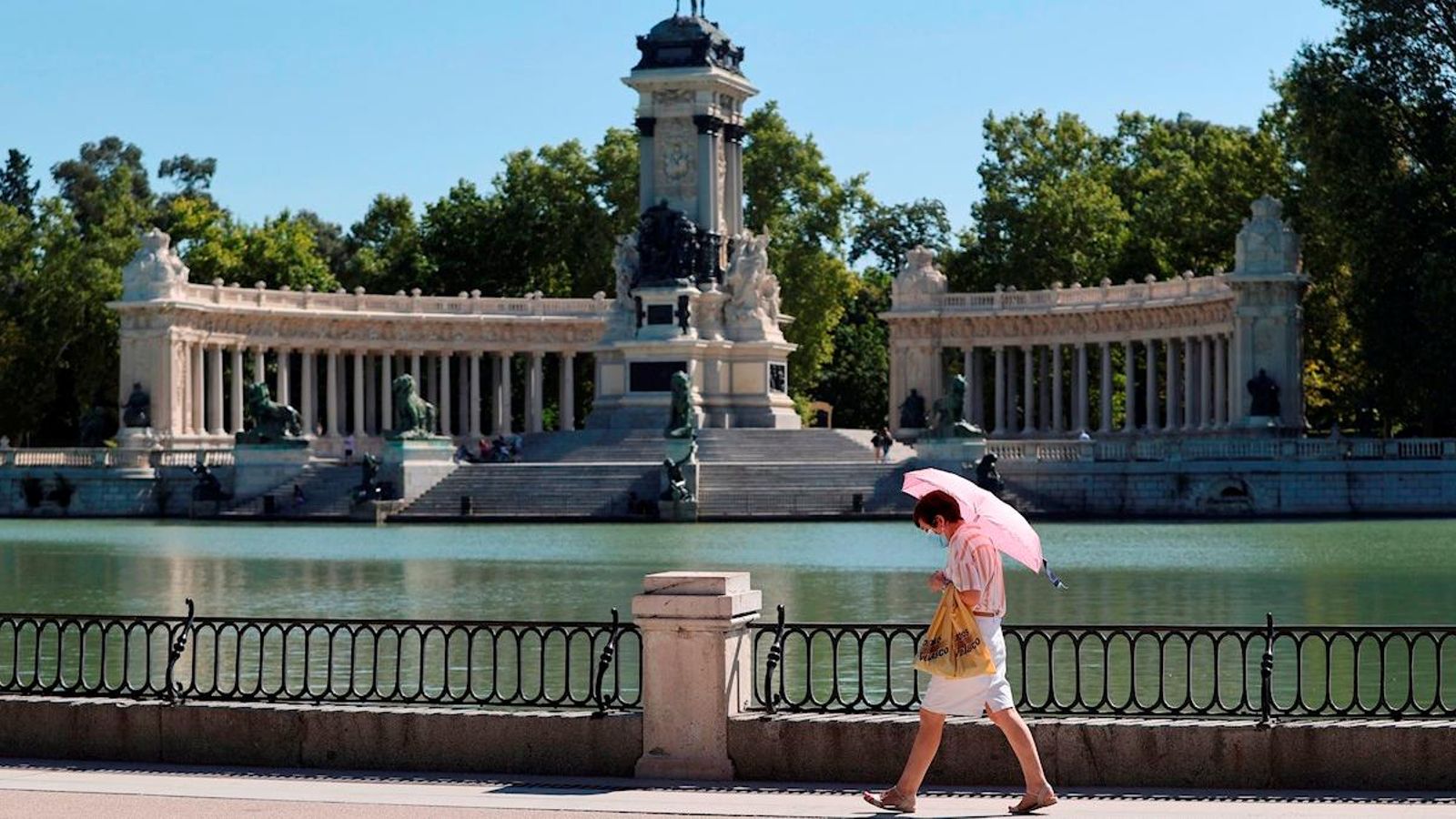 Una dona es protegeix del sol