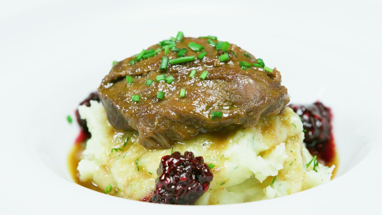 Galtes de porc amb puré i fruites roges