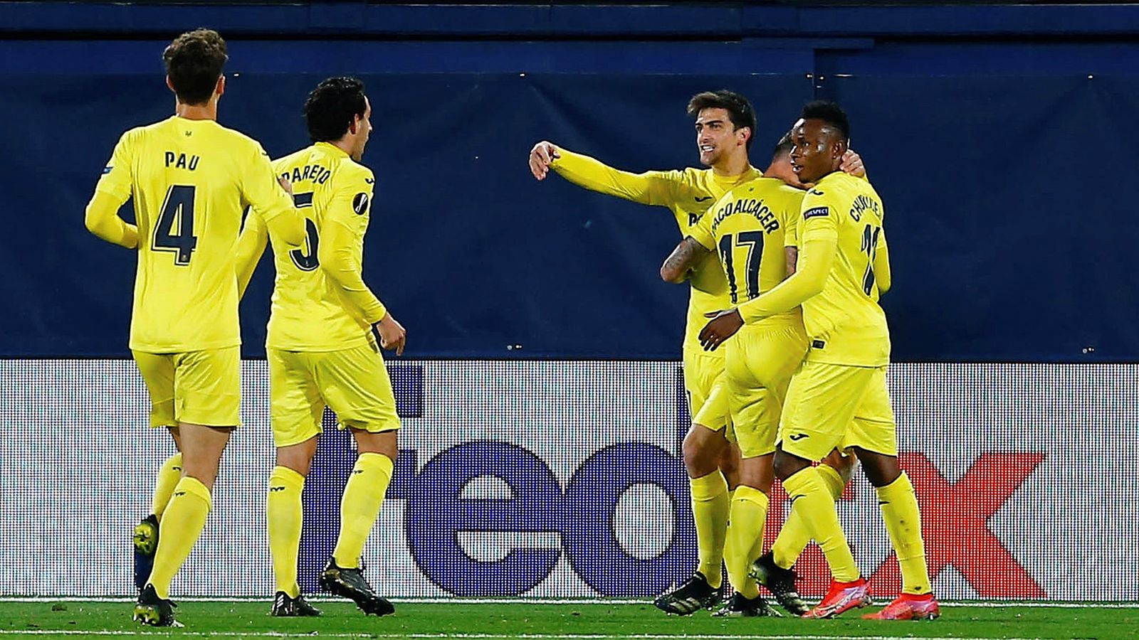 Els jugadors del Vila-real celebren un dels gols del partit