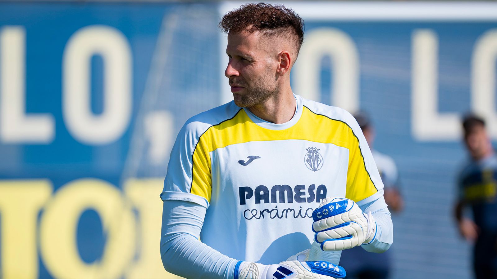 Gulacsi, en un entrenament amb el Villarreal CF