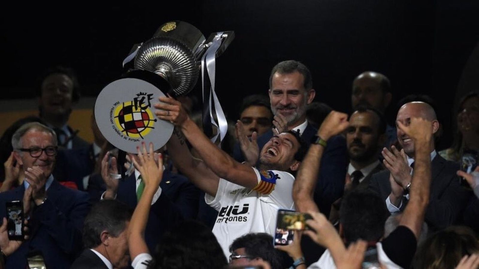 Dani Parejo alça la huitena Copa del Rei per al València