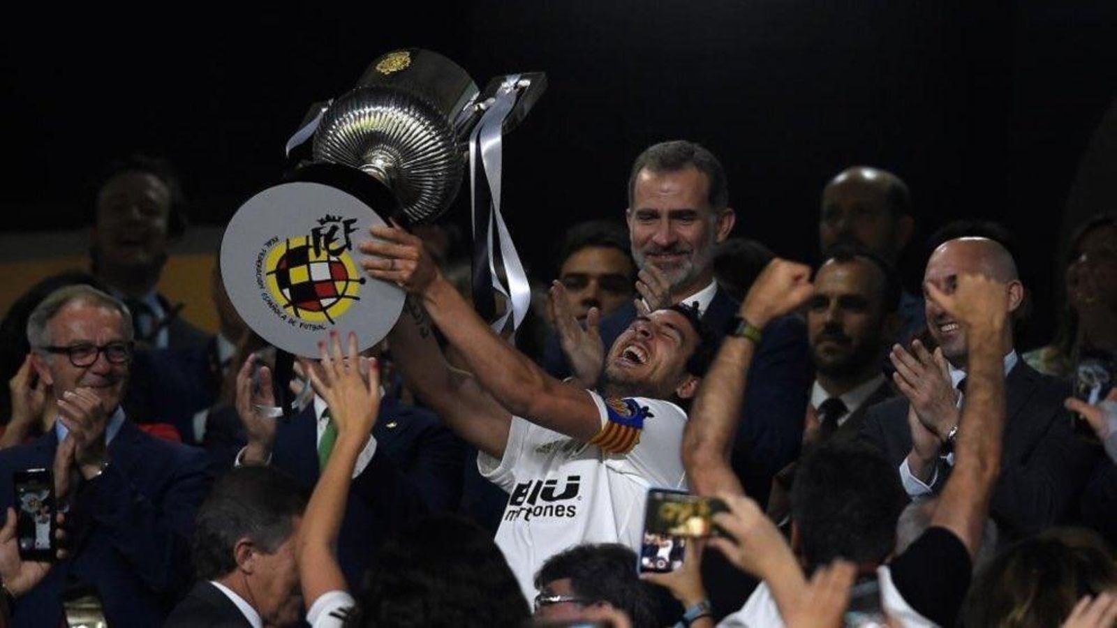 Dani Parejo alça la huitena Copa del Rei per al València Dani Parejo alça la huitena Copa del Rei per al València