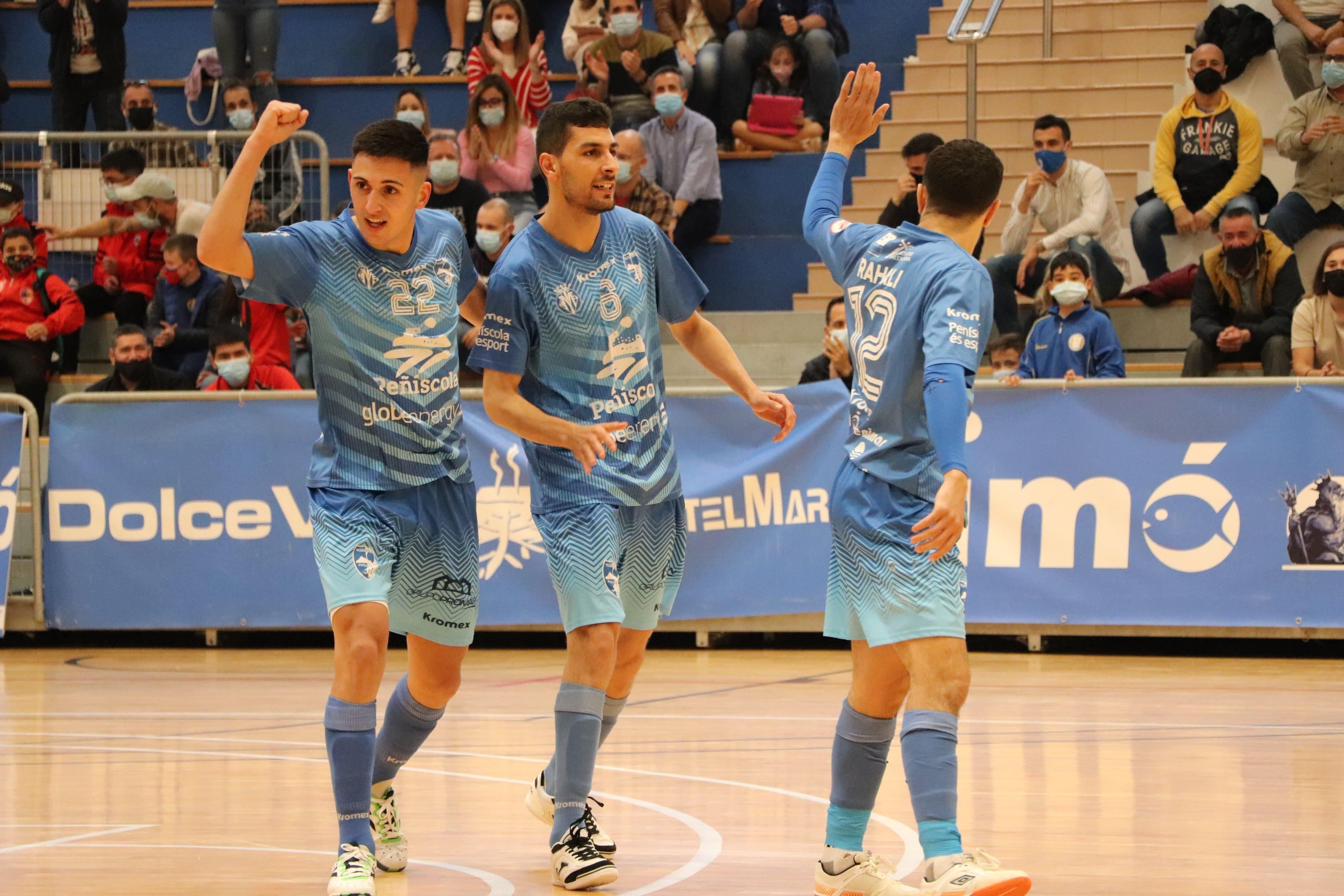 Els jugadors del Peníscola celebren un dels gols