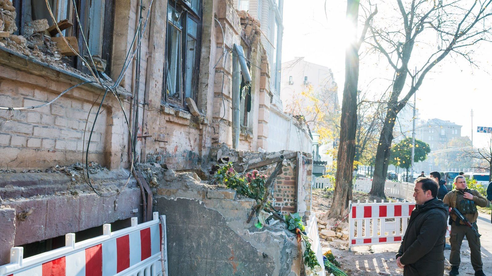 El ministre d'Afers exteriors, José Manuel Albares, realitza una ofrena floral en un edifici