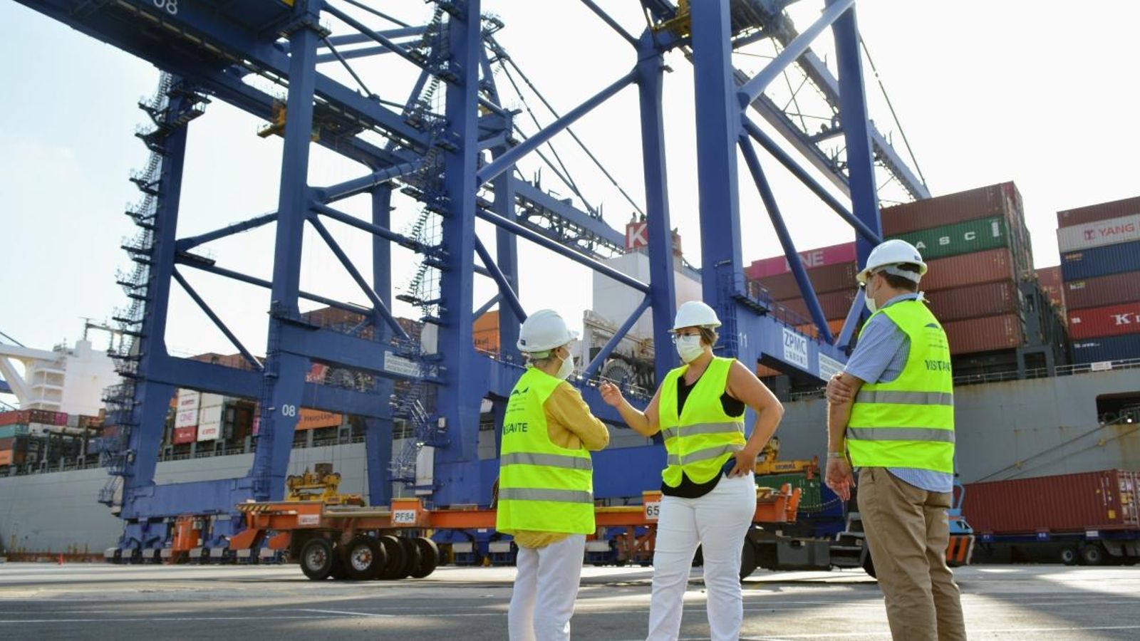 Maria José Mira supervisa l'arribada de contenidors amb material sanitari