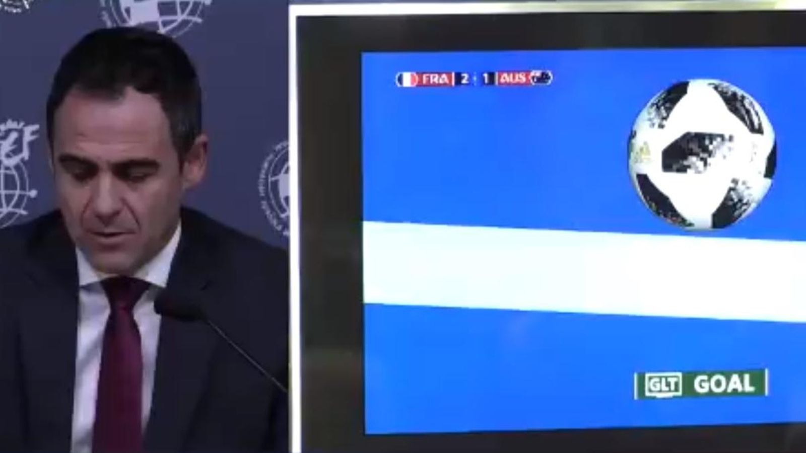 L'exarbitre Carlos Velasco Carballo mostra com funciona la tecnologia de línia de gol que estarà present en la Supercopa