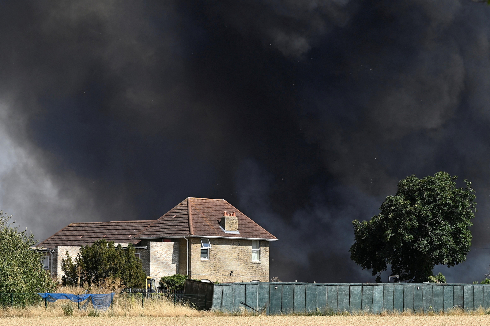 Creixen els incendis als voltants de Londres