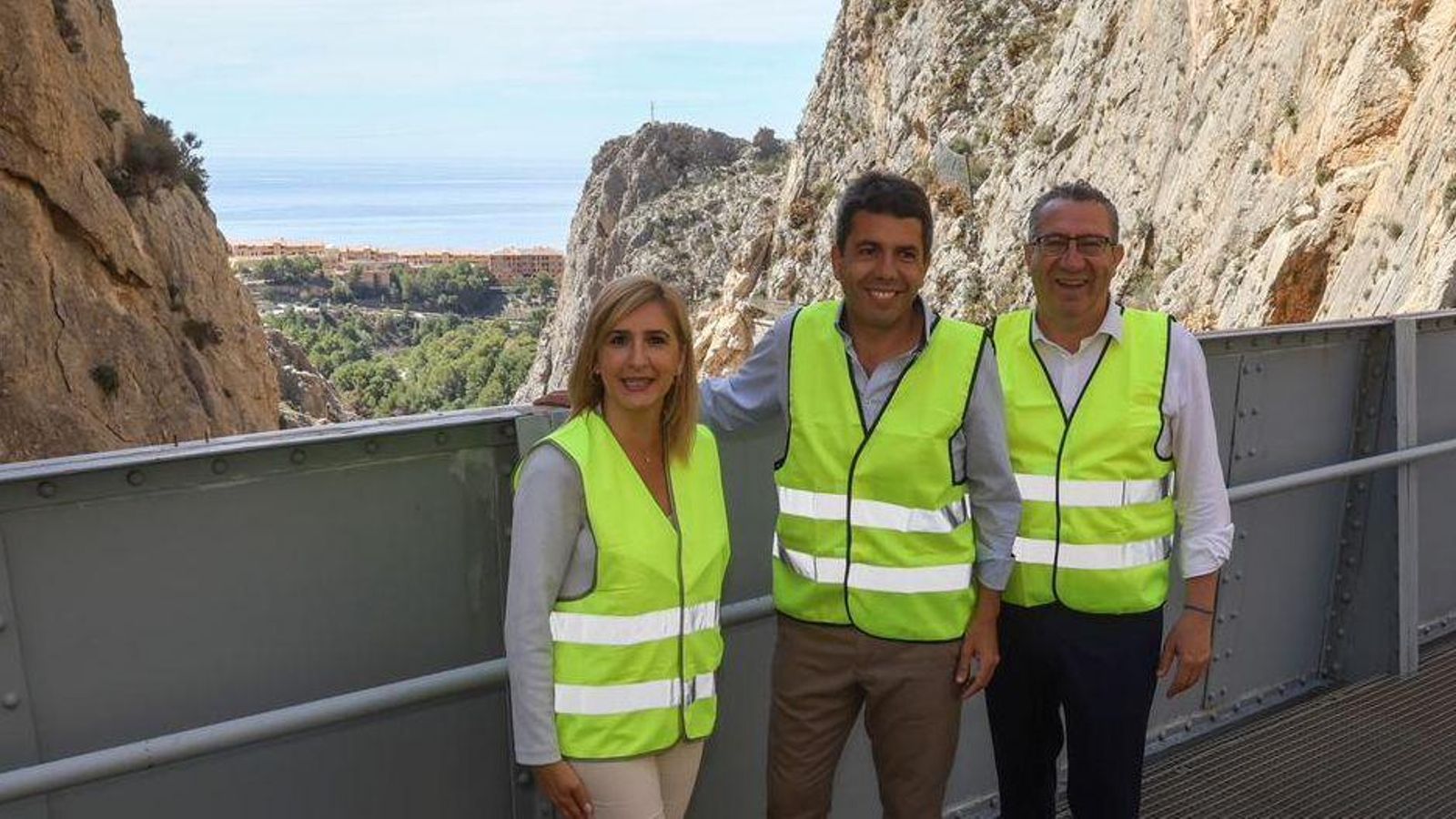Mazón, este divendres durant una visita a les obres del pont del Mascarat de la línia 9 del TRAM d’Alacant, junt amb la consellera d'Infraestructures, Salomé Pradas, i l'alcalde de Benidorm, Toni Pérez