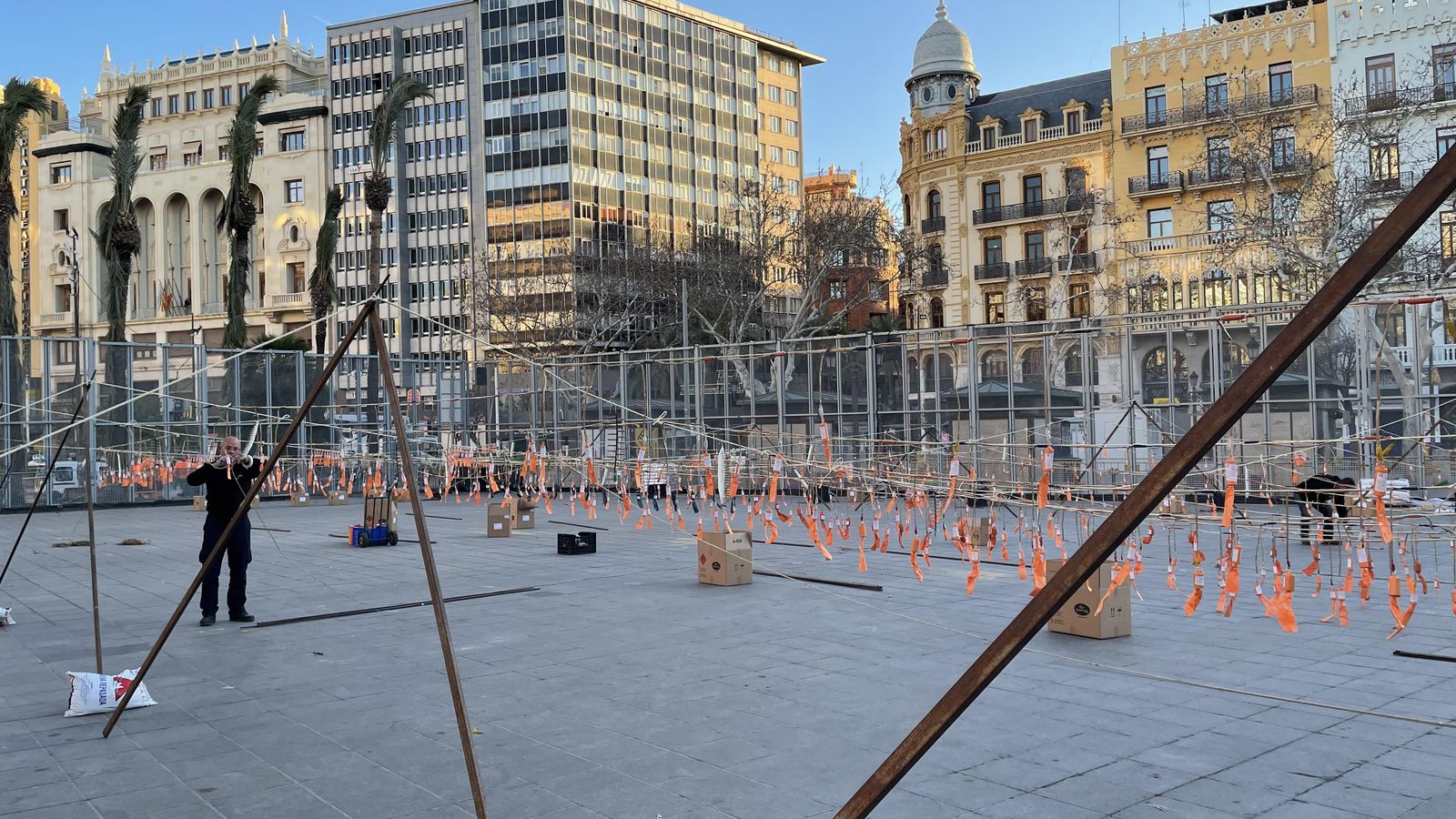 Imatges dels preparatius de la mascletà de l'1 de març de 2024, a la Plaça de l'Ajuntament de València