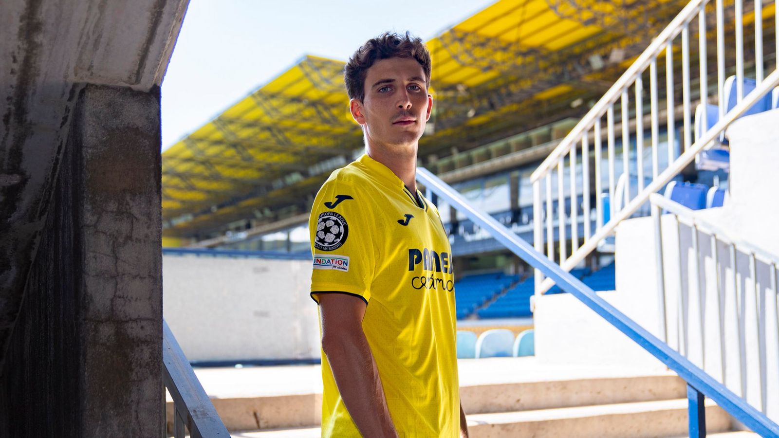 Pau Torres posa amb la samarreta del Vila-real per a la Champions League