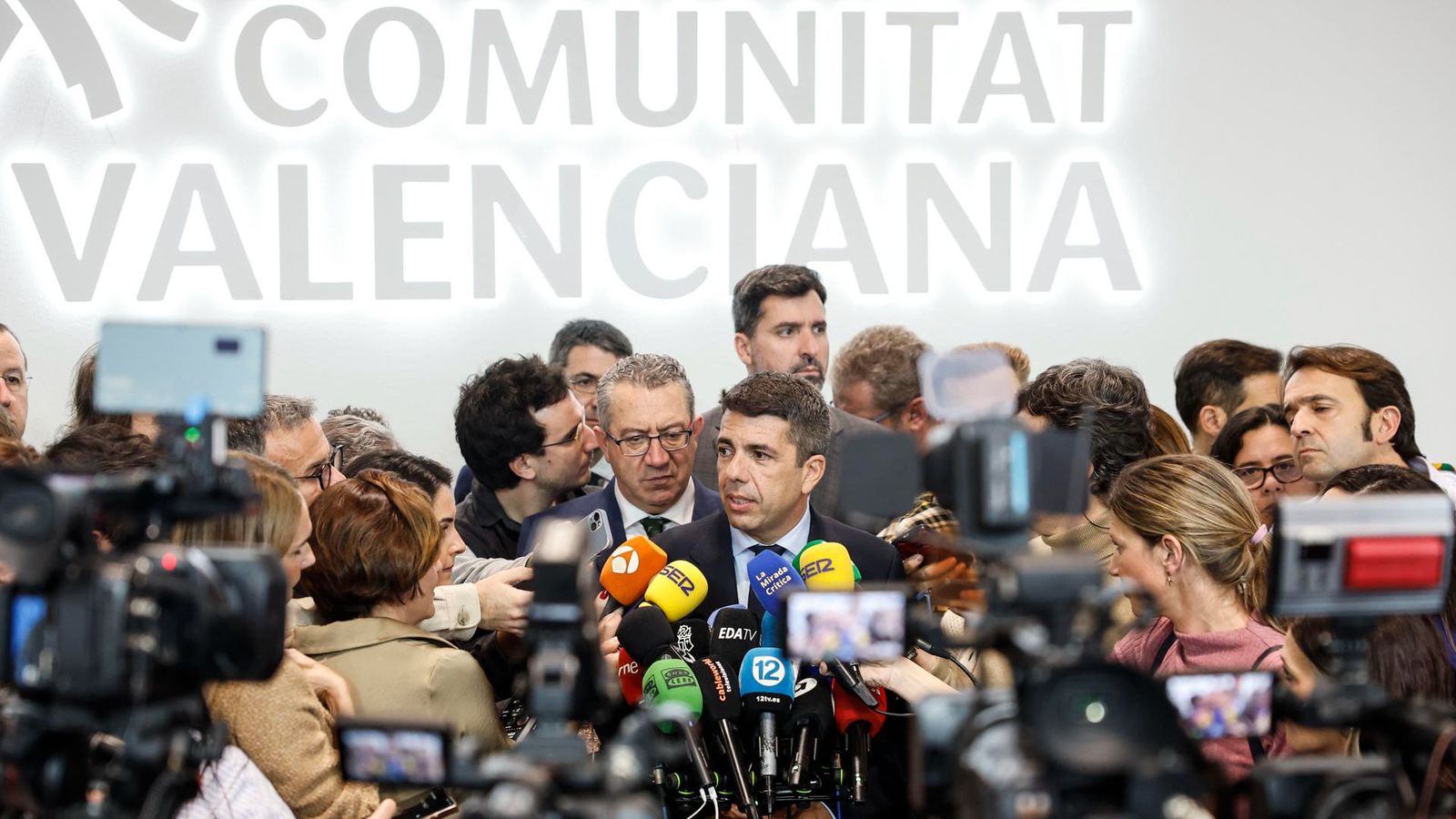 Carlos Mazón, envoltat de periodistes, a l'estand de la Comunitat Valenciana a Fitur