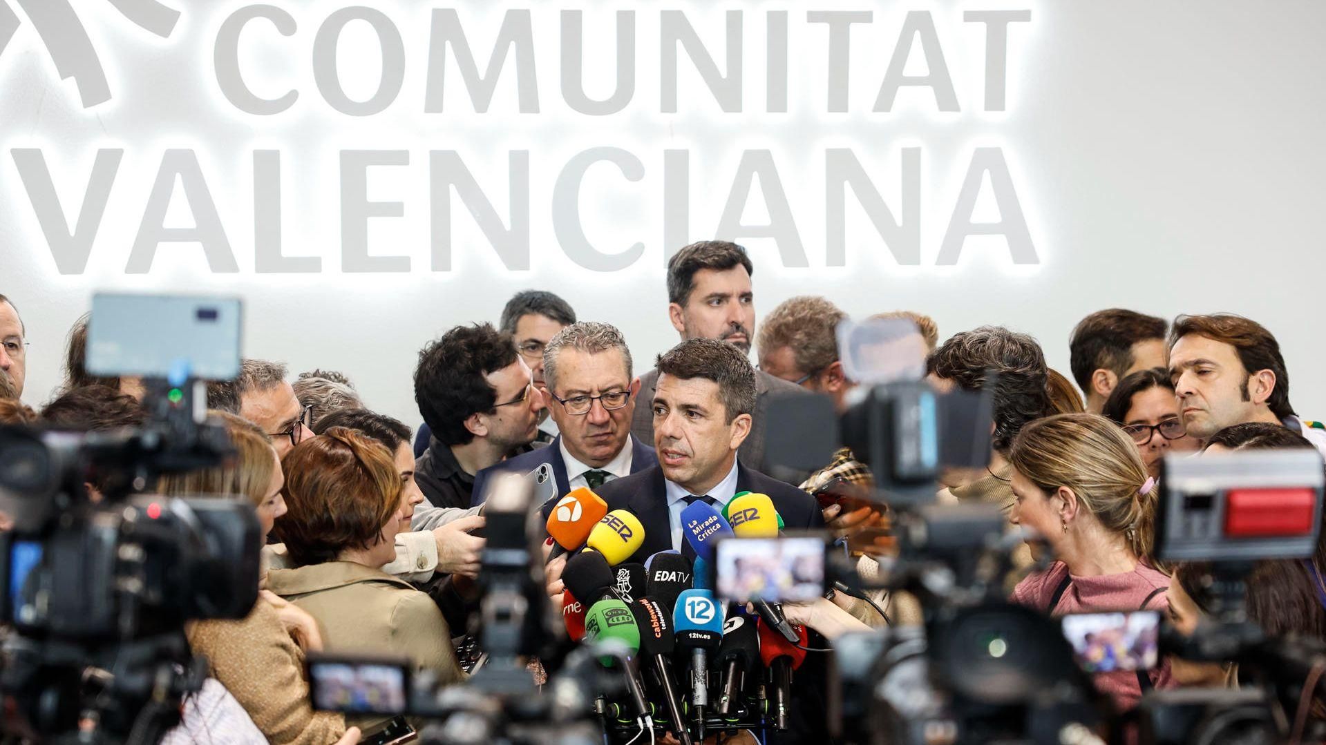 Carlos Mazón, envoltat de periodistes, a l'estand valencià a Fitur Carlos Mazón, envoltat de periodistes, a l'estand de la Comunitat Valenciana a Fitur