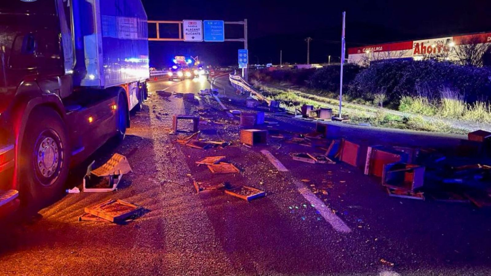 Part del centenar de caixes amb ruscos que transportava el camió s'han fet malbé