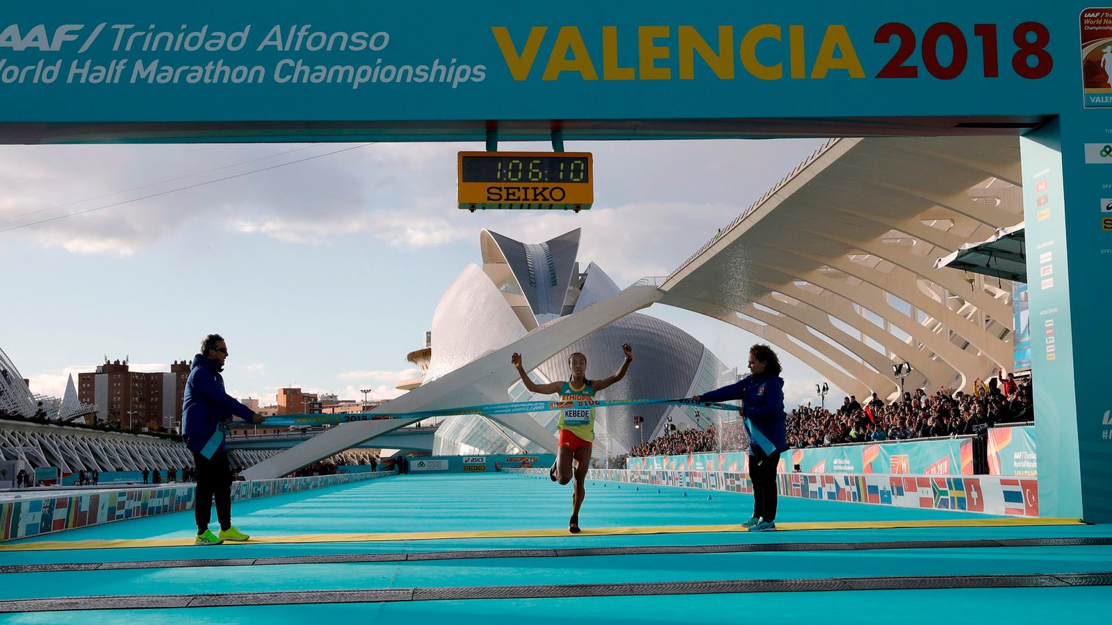 L'atleta etíop, Netsanet Gudeta Kebede, creua la meta en primer lloc en el Mundial de Mitja Marató de València