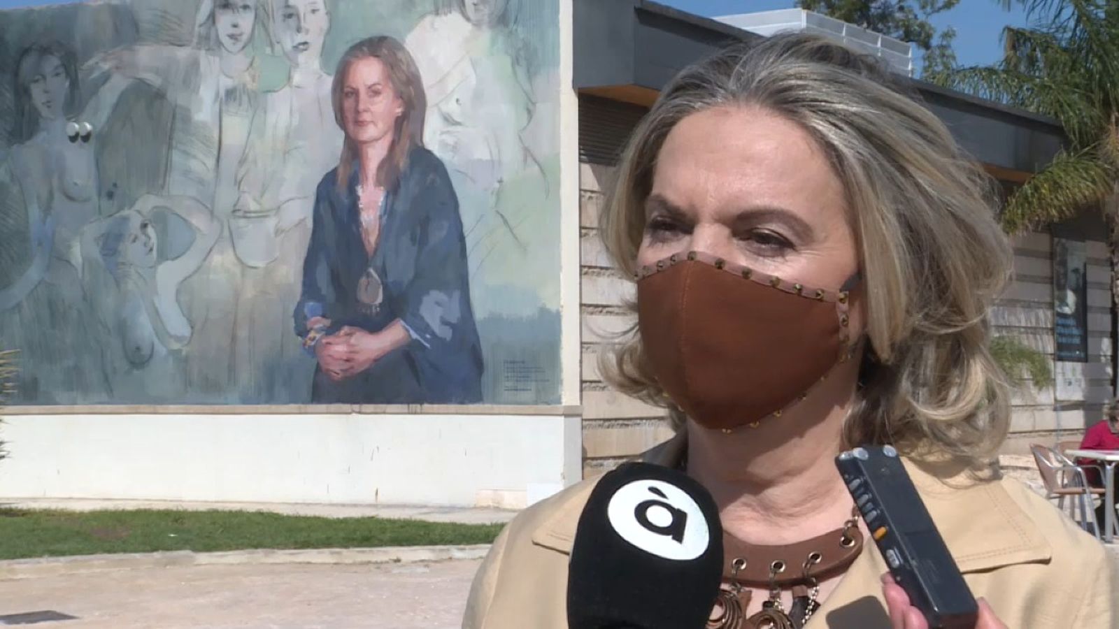 La química valenciana Pilar Mateo, amb el mural amb la seu imatge de fons