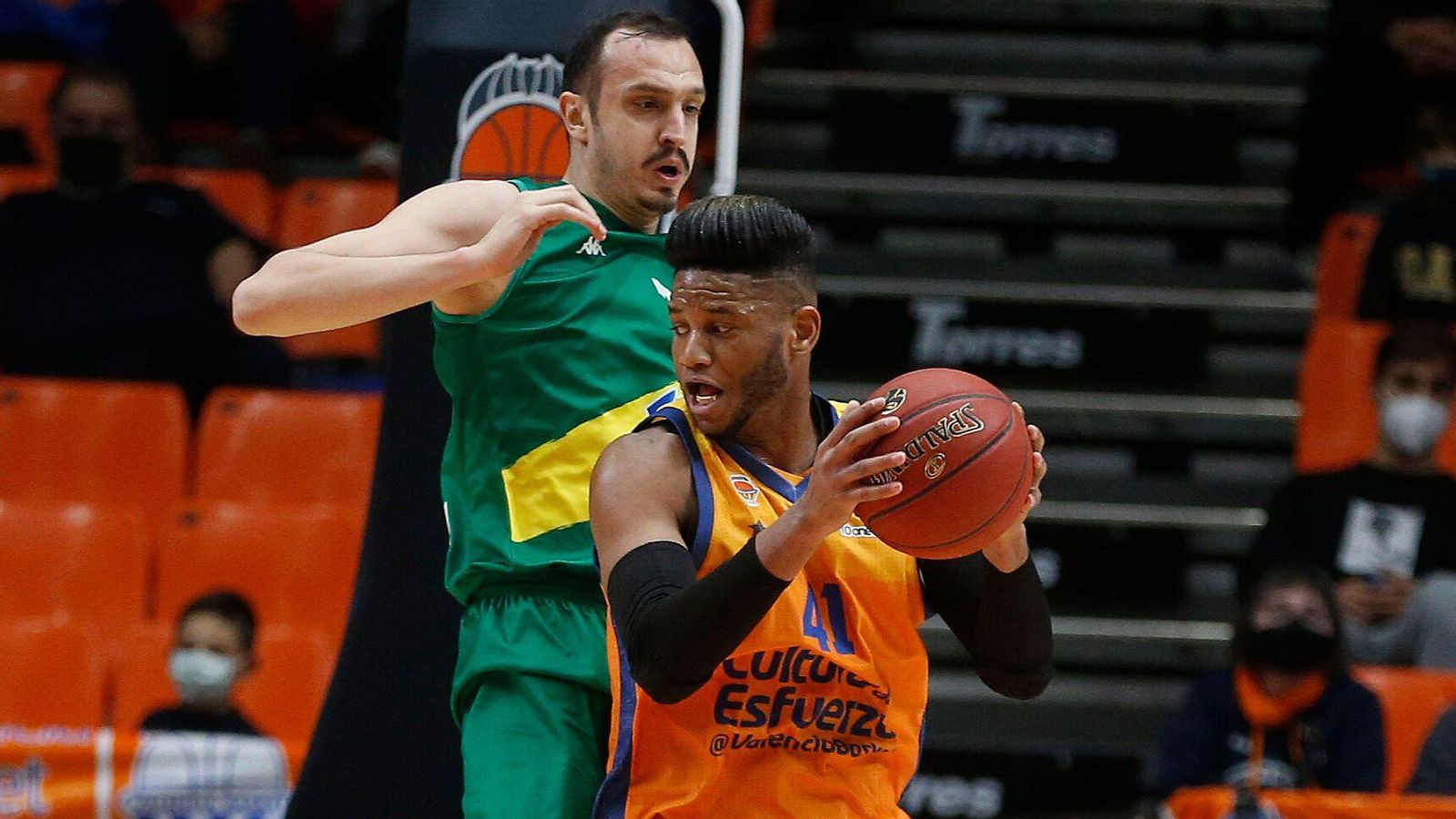 El cubà Jasiel Rivero en una acció del partit contra el Bursaspor