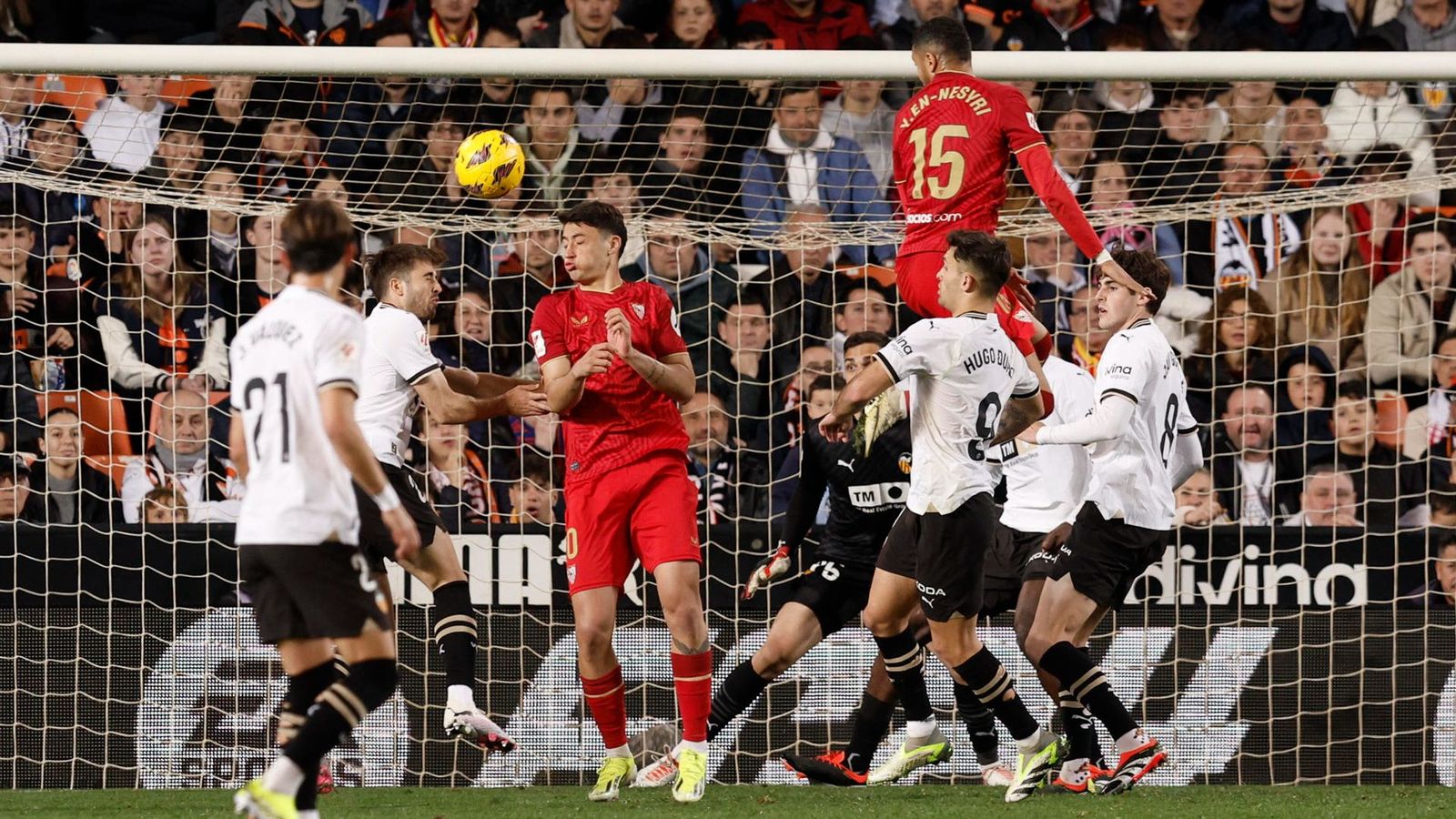 Els jugadors del Sevilla, en una acció d'atac en l'àrea valencianista