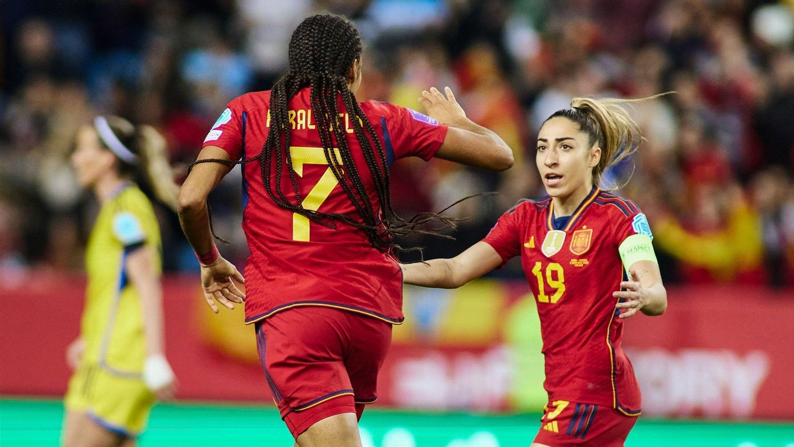 L'exgrogueta Salma Paralluelo i Olga Carmona celebren un gol