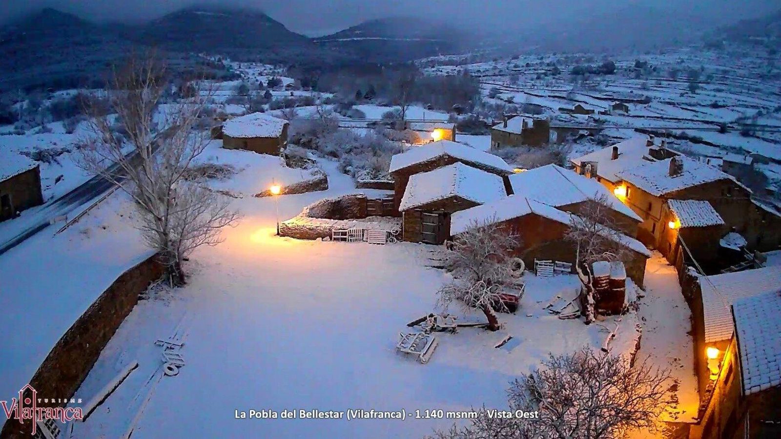 La Pobla de Sant Miquel, al terme de Vilafranca, s'ha despertat este divendres coberta de neu