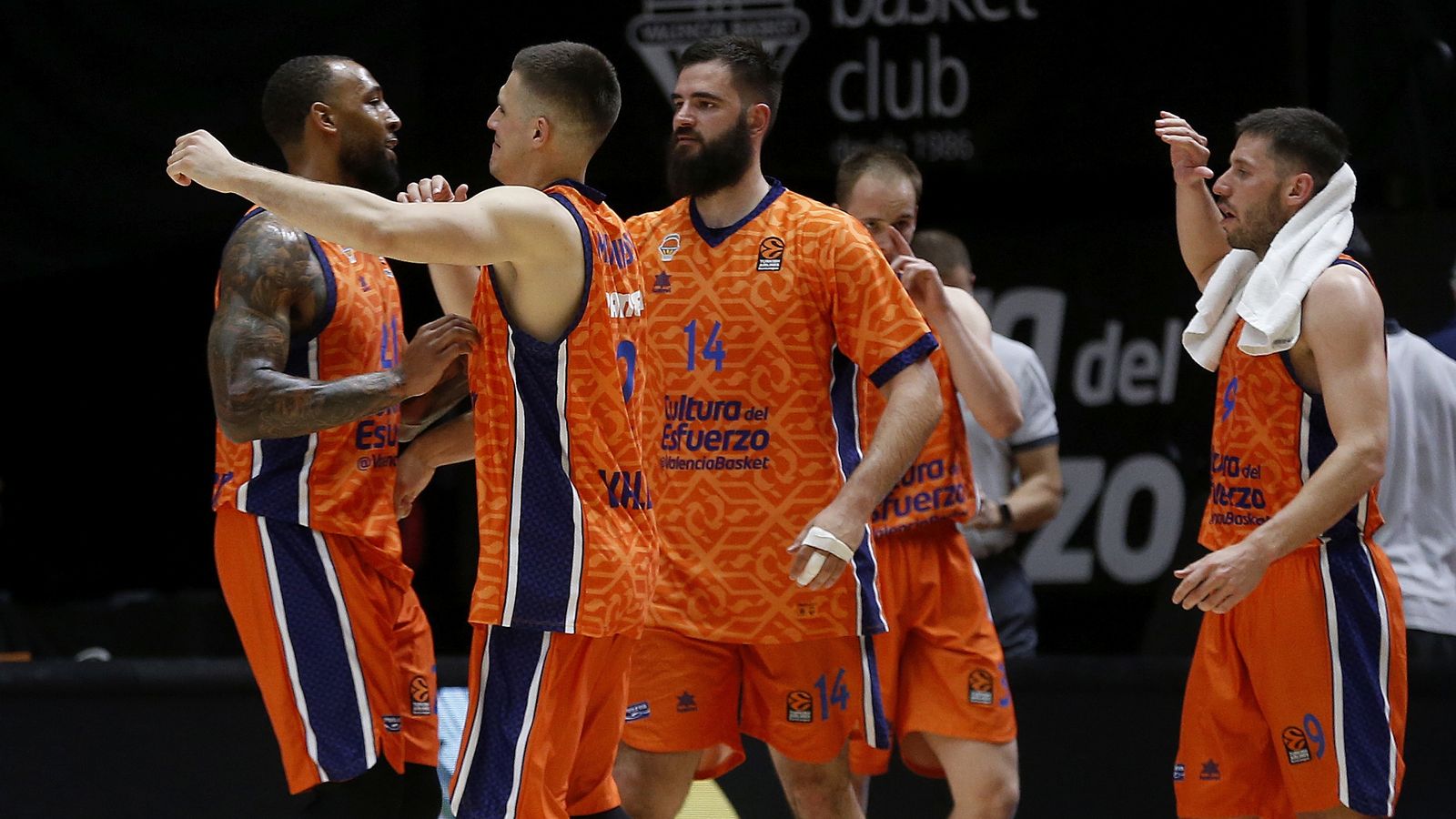 Els jugadors del València Basket al final de l'últim partit d'Eurolliga