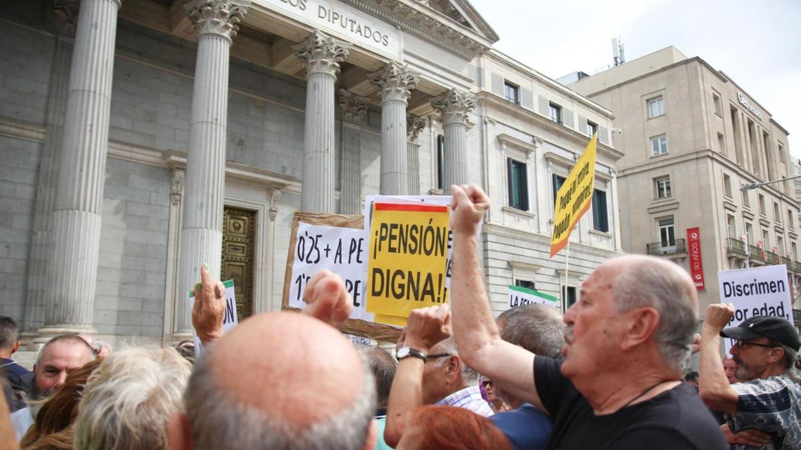 Pensionistes protesten davant del Congrés en una foto d'arxiu.