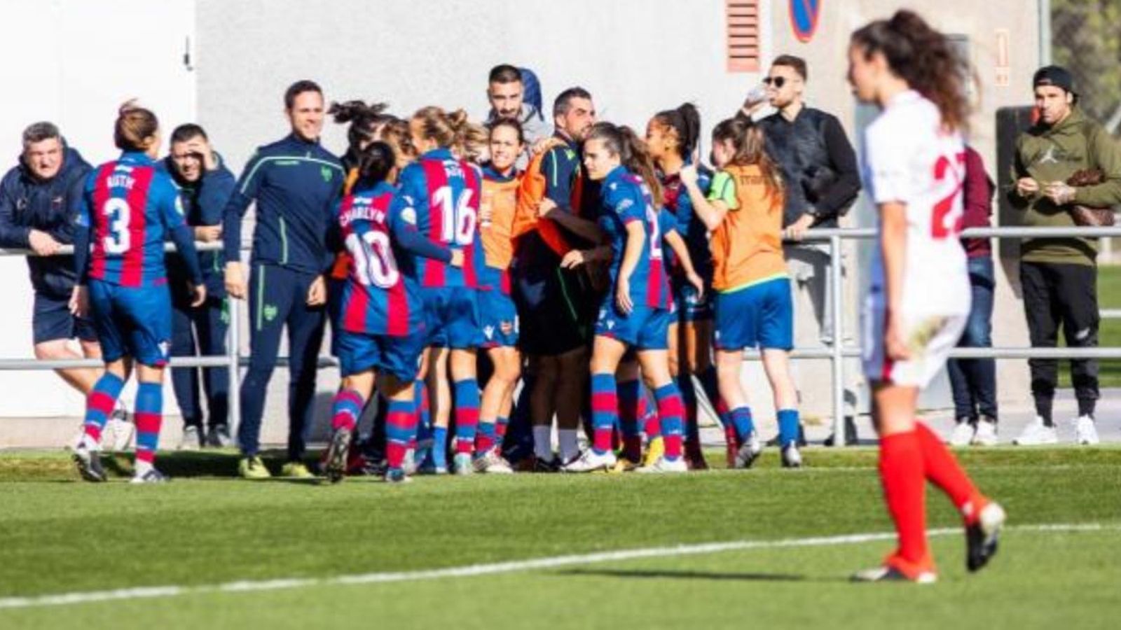 Cara i creu en el doble duel valencià-sevillà en la Lliga Iberdrola Cara i creu en el doble duel valencià-sevillà en la Lliga Iberdrola