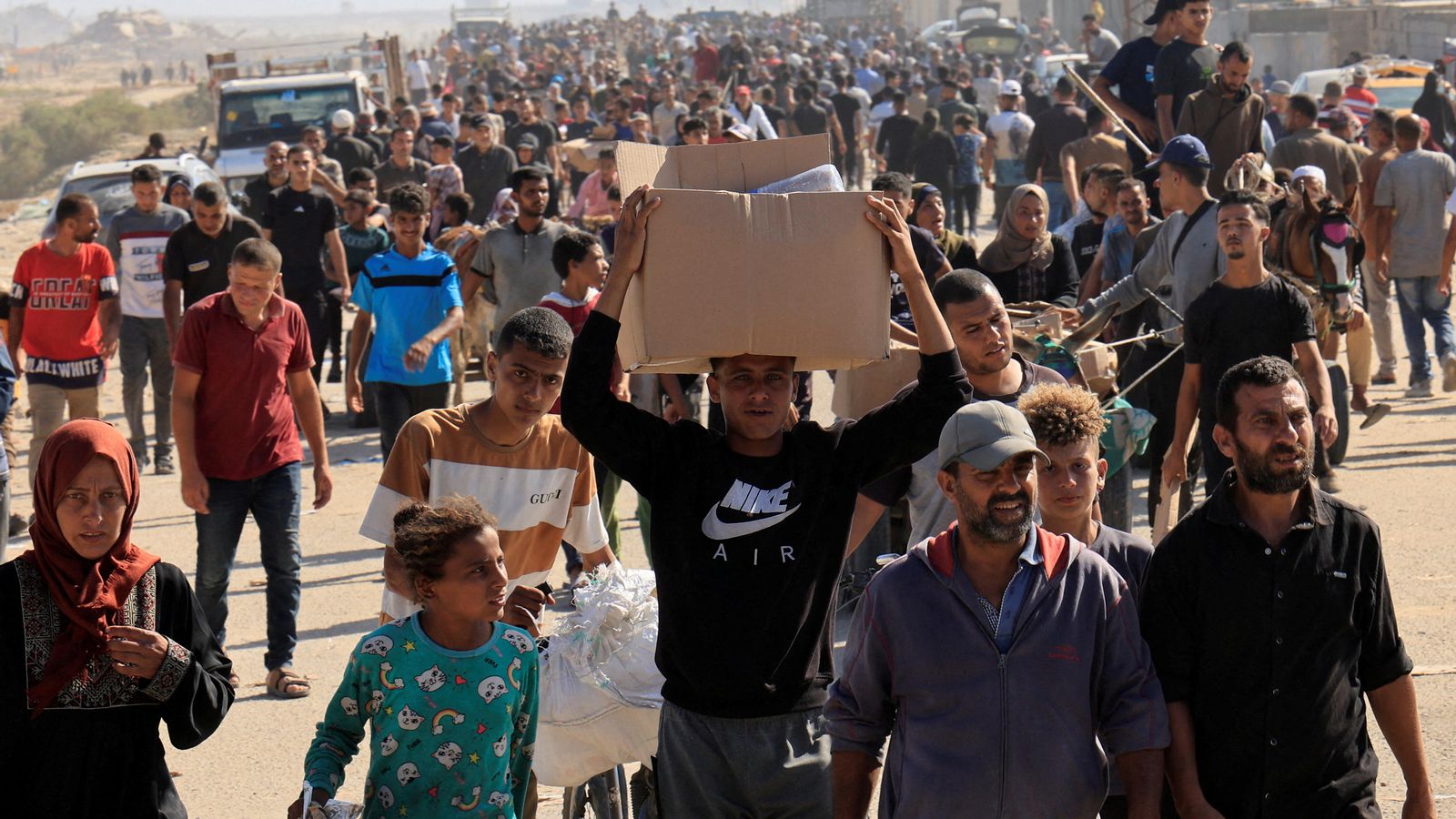 Palestins arrepleguen menjar en un dels punts habilitats a la Franja de Gaza