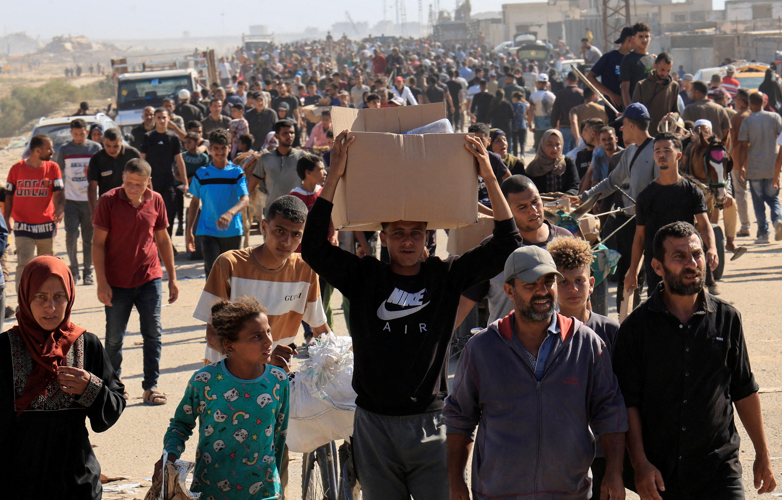 Palestins arrepleguen menjar en un dels punts habilitats a la Franja de Gaza