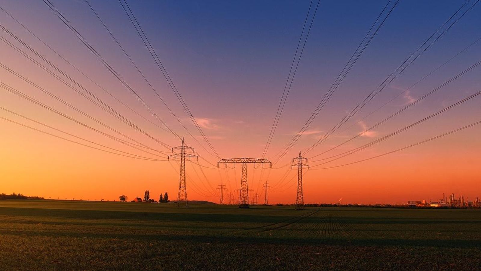 Torres elèctriques en una imatge d'arxiu