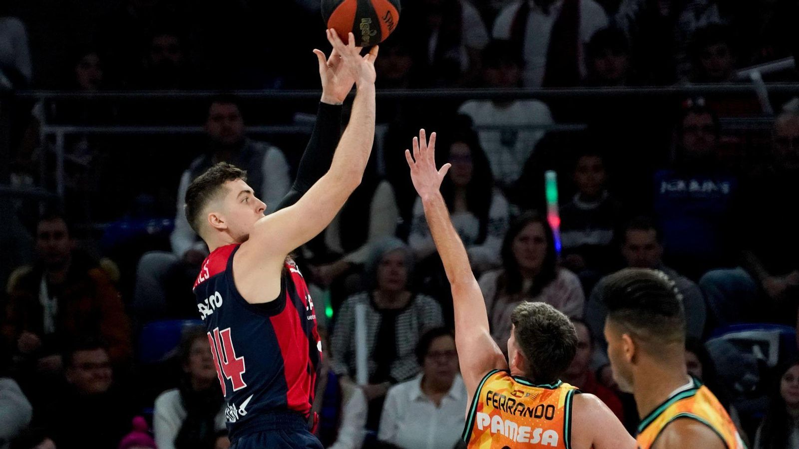 Guillem Ferrando tracta de taponar un llançament rival