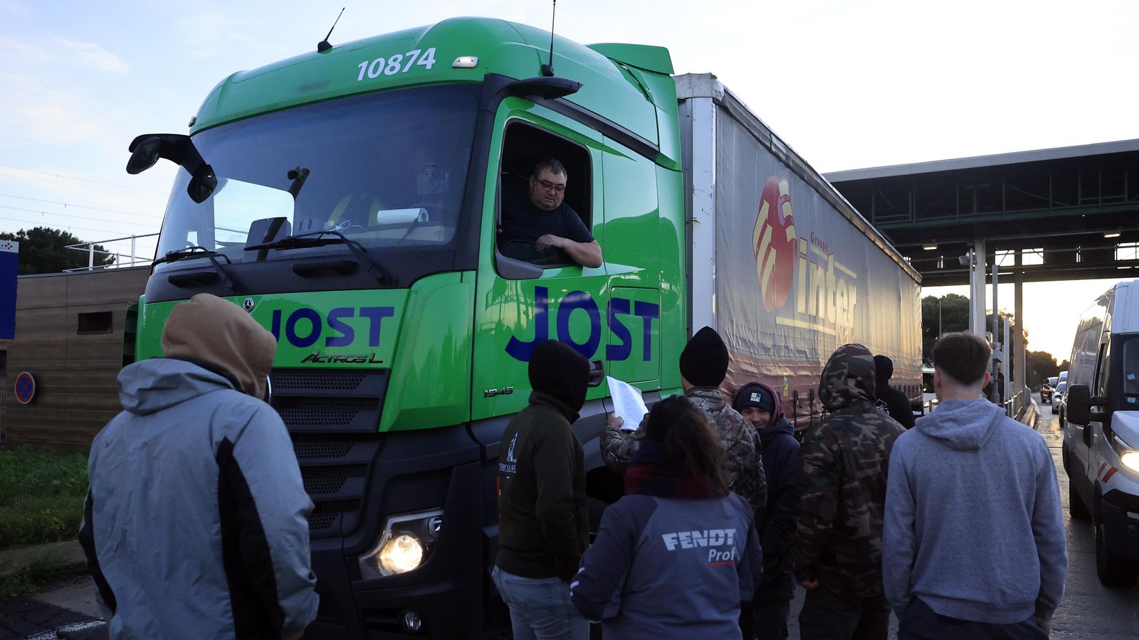 Els agricultors francesos bloquegen els camions espanyols